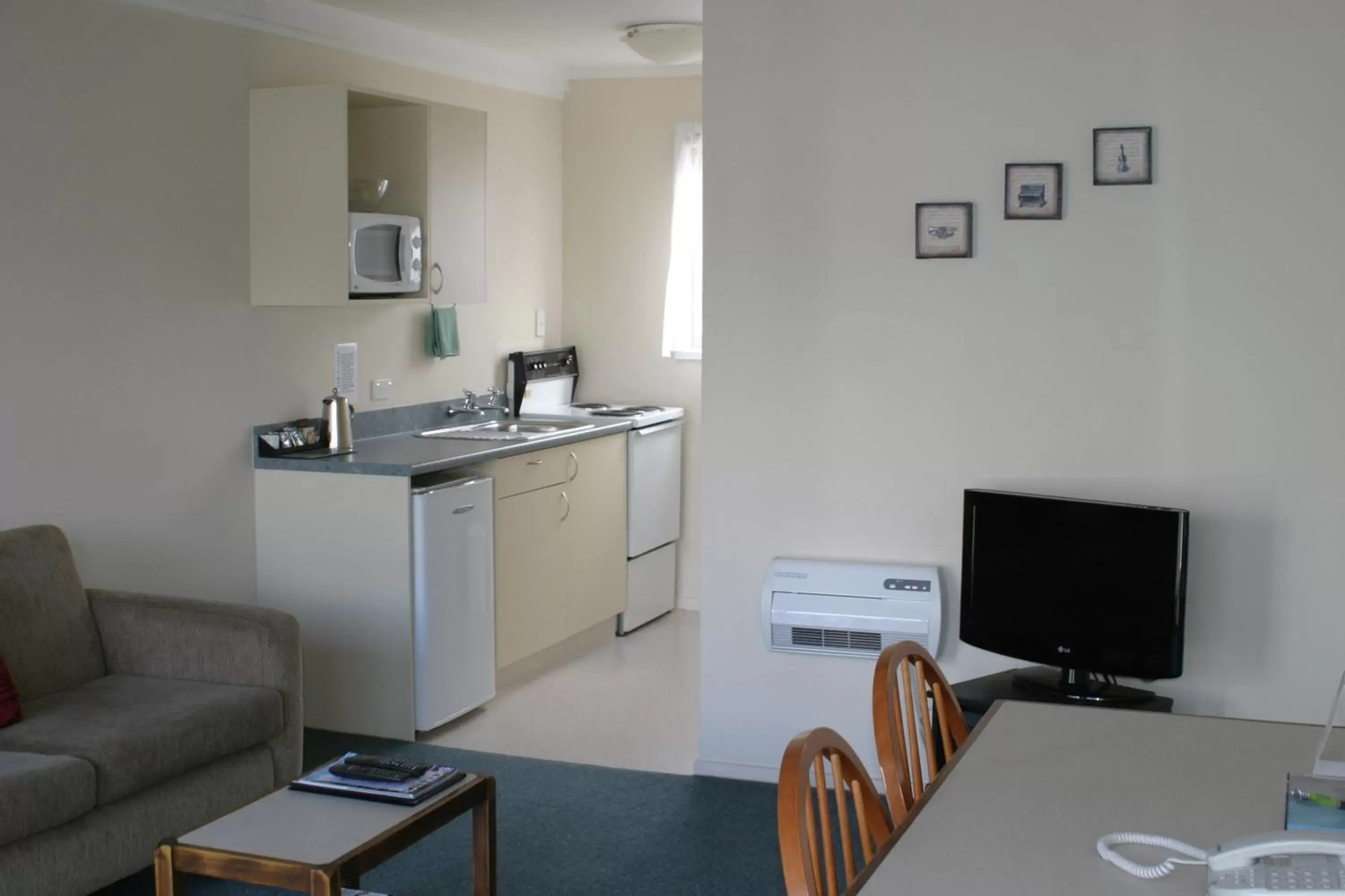 Living room, TV/Entertainment Center in Bavarian Motel