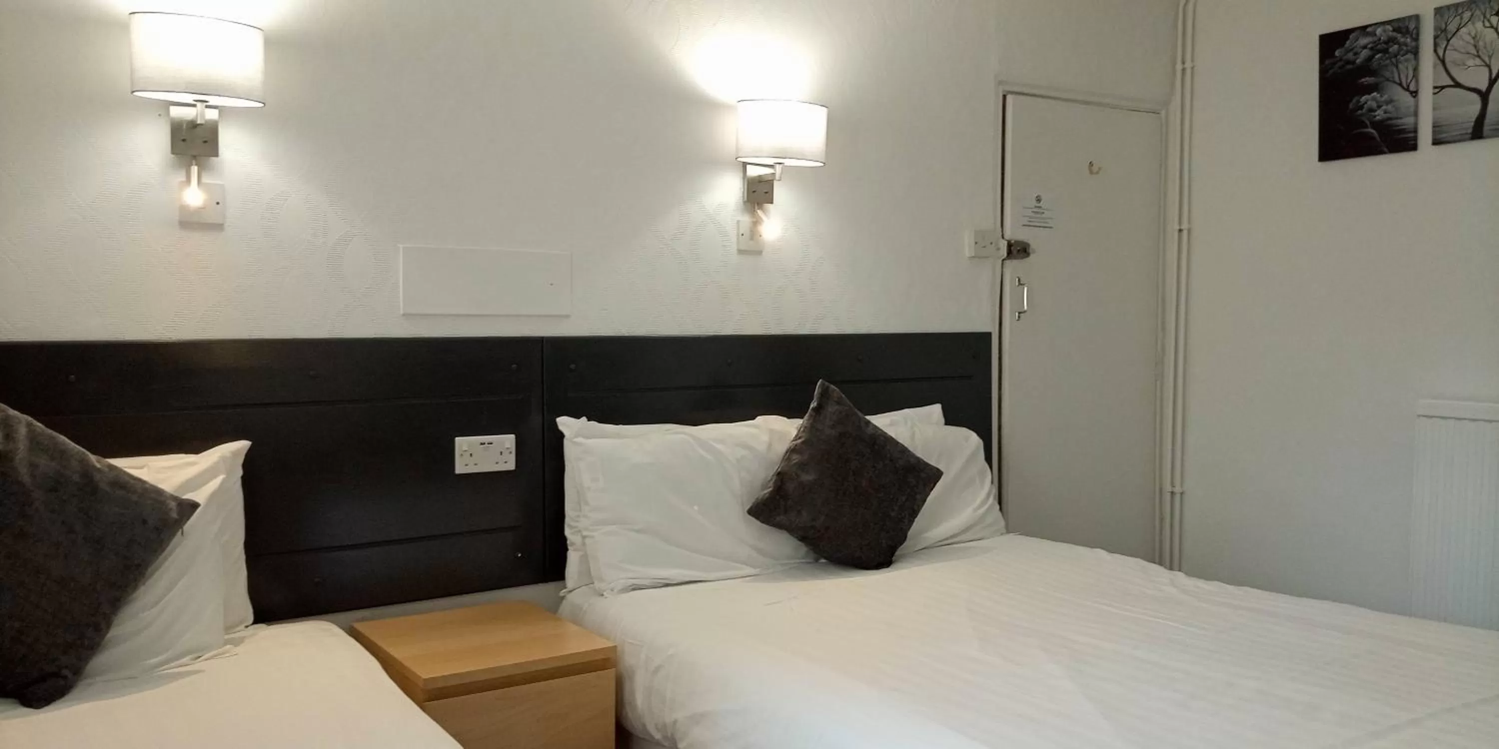 Photo of the whole room in The Kynance House on Plymouth Hoe ,26 Ensuite Rooms