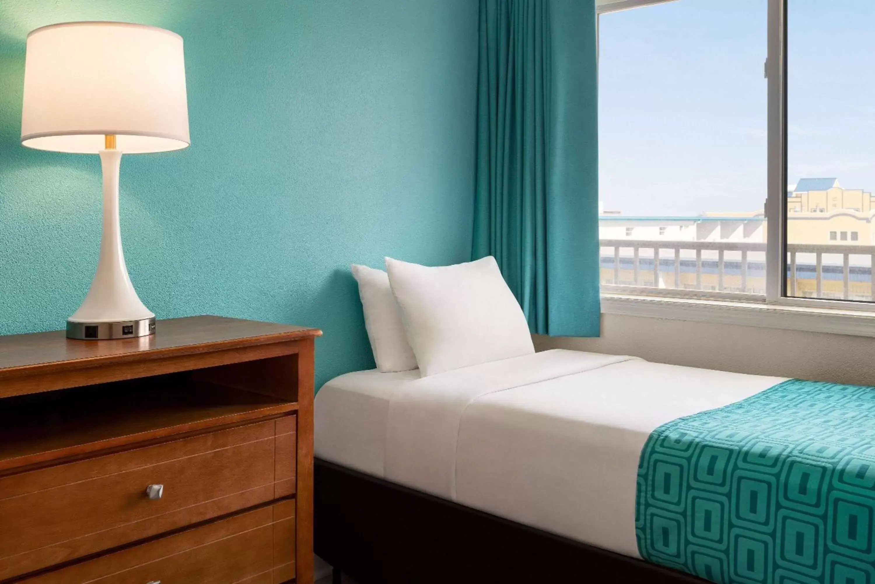 Photo of the whole room, Bed in Howard Johnson by Wyndham Ocean City Oceanfront