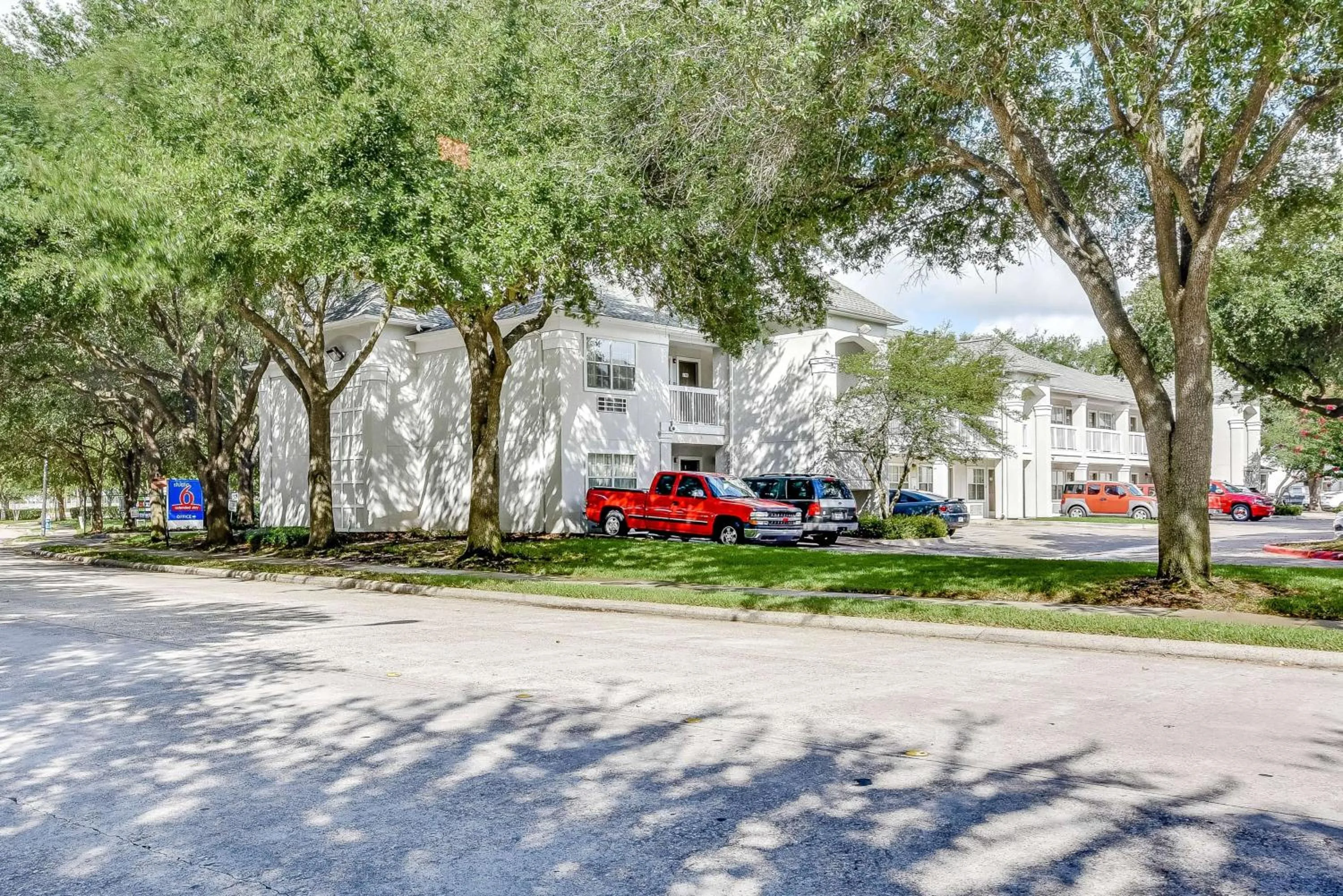 Property building in Studio 6-Houston, TX - Hobby South