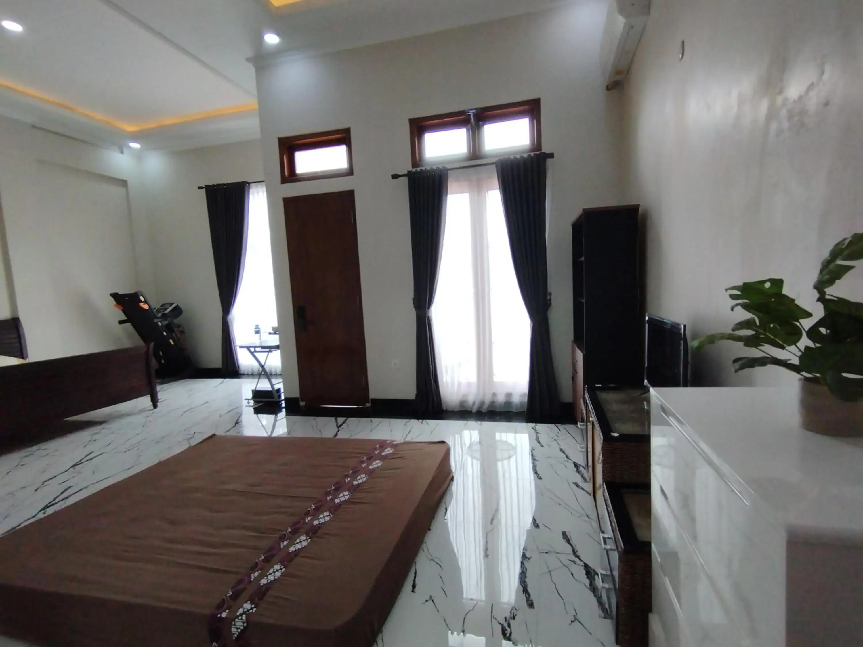 Communal lounge/ TV room, Bed in Saira Hotel dan Homestay Syariah