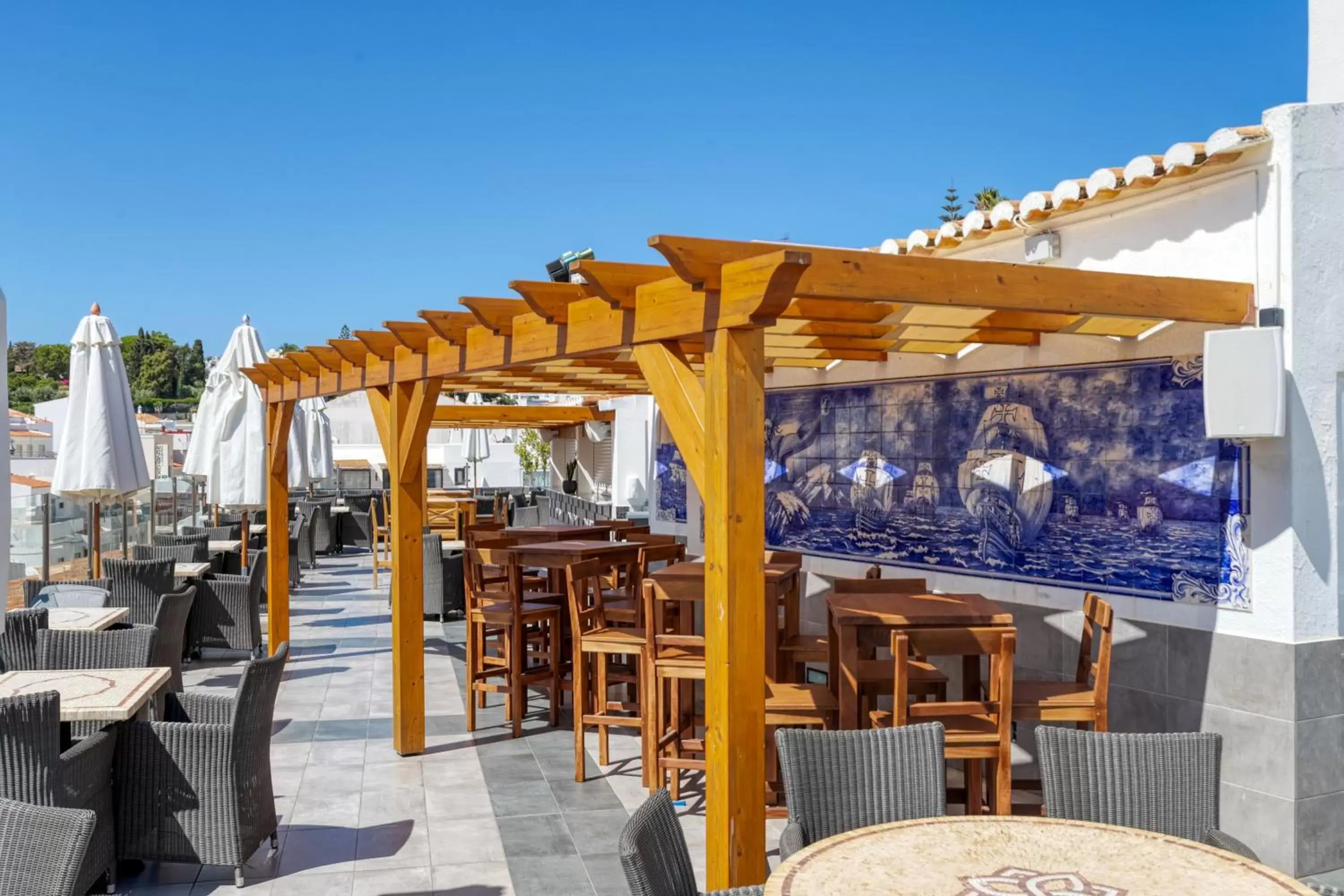 Lounge or bar, Restaurant/Places to Eat in Hotel Carvoeiro Plaza