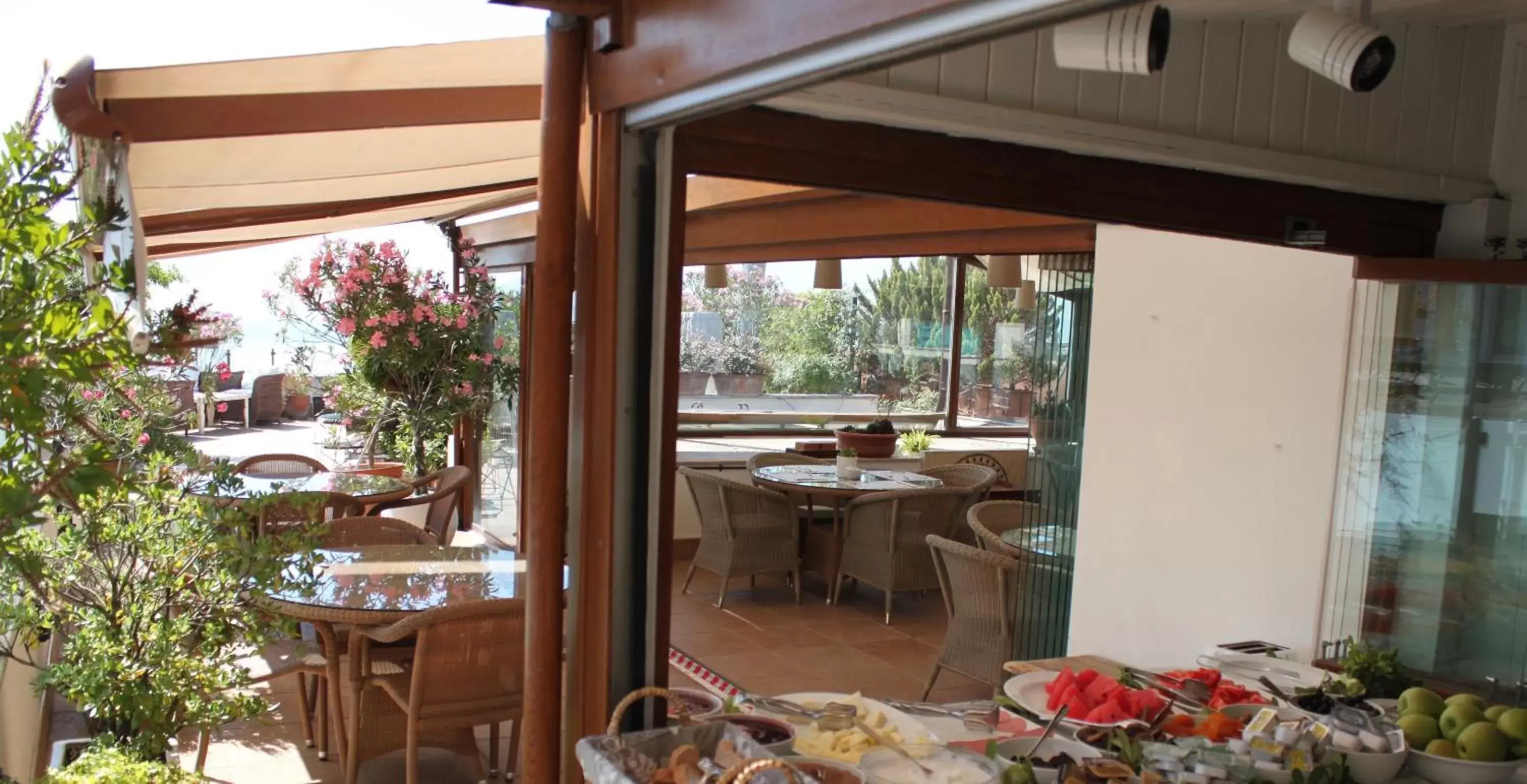 Balcony/Terrace, Restaurant/Places to Eat in Hotel Sari Konak