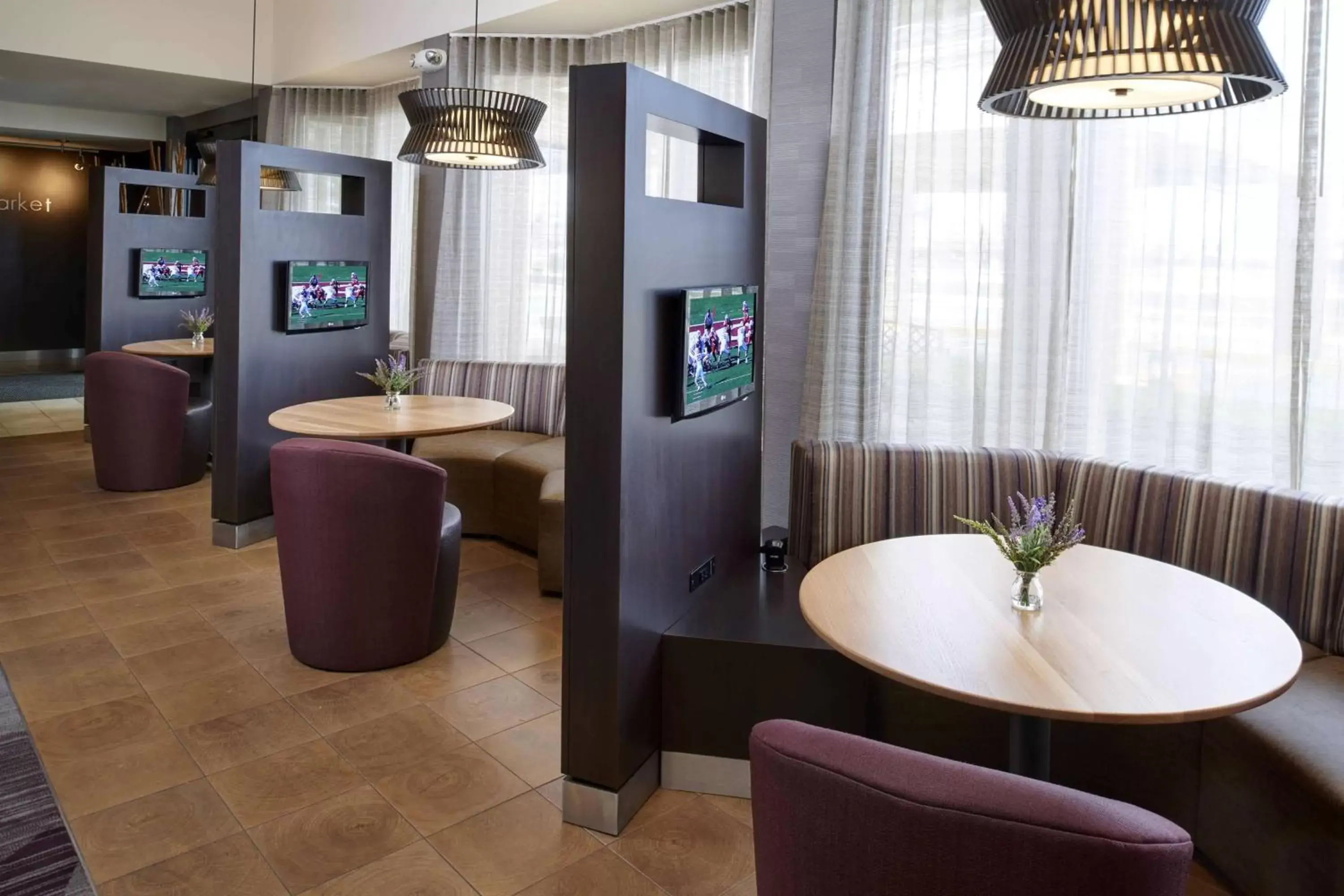Lobby or reception, Lounge/Bar in Sonesta Select Milwaukee Brookfield
