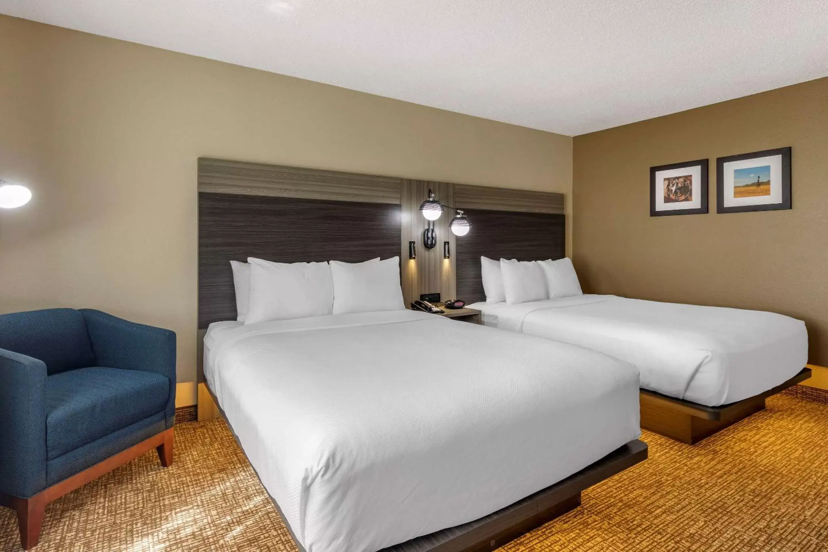 Photo of the whole room, Bed in Comfort Inn & Suites North Dallas-Addison