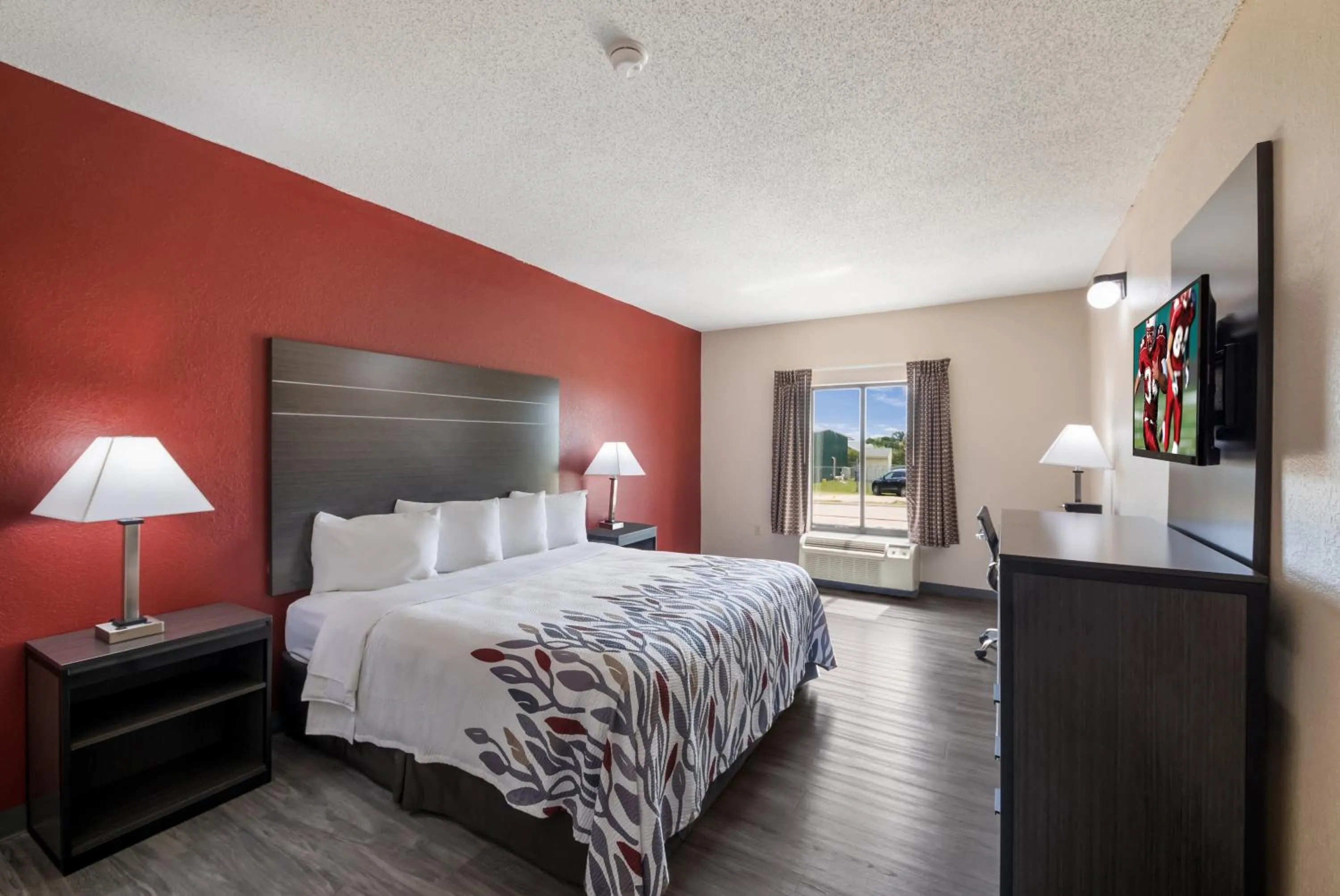 Photo of the whole room, Bed in Red Roof Inn & Suites Austin East - Manor