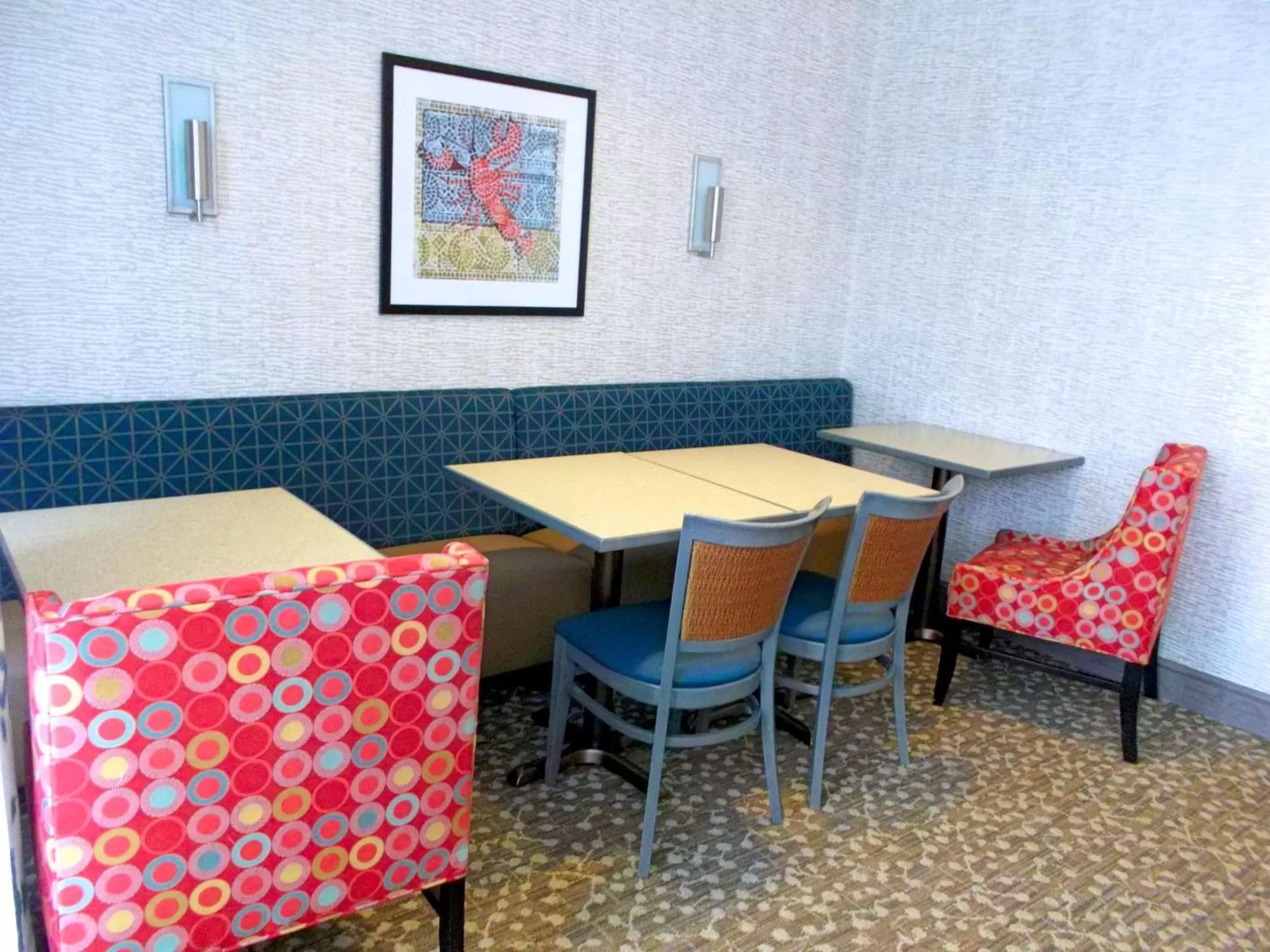 Dining area in Hampton Inn Freeport/Brunswick