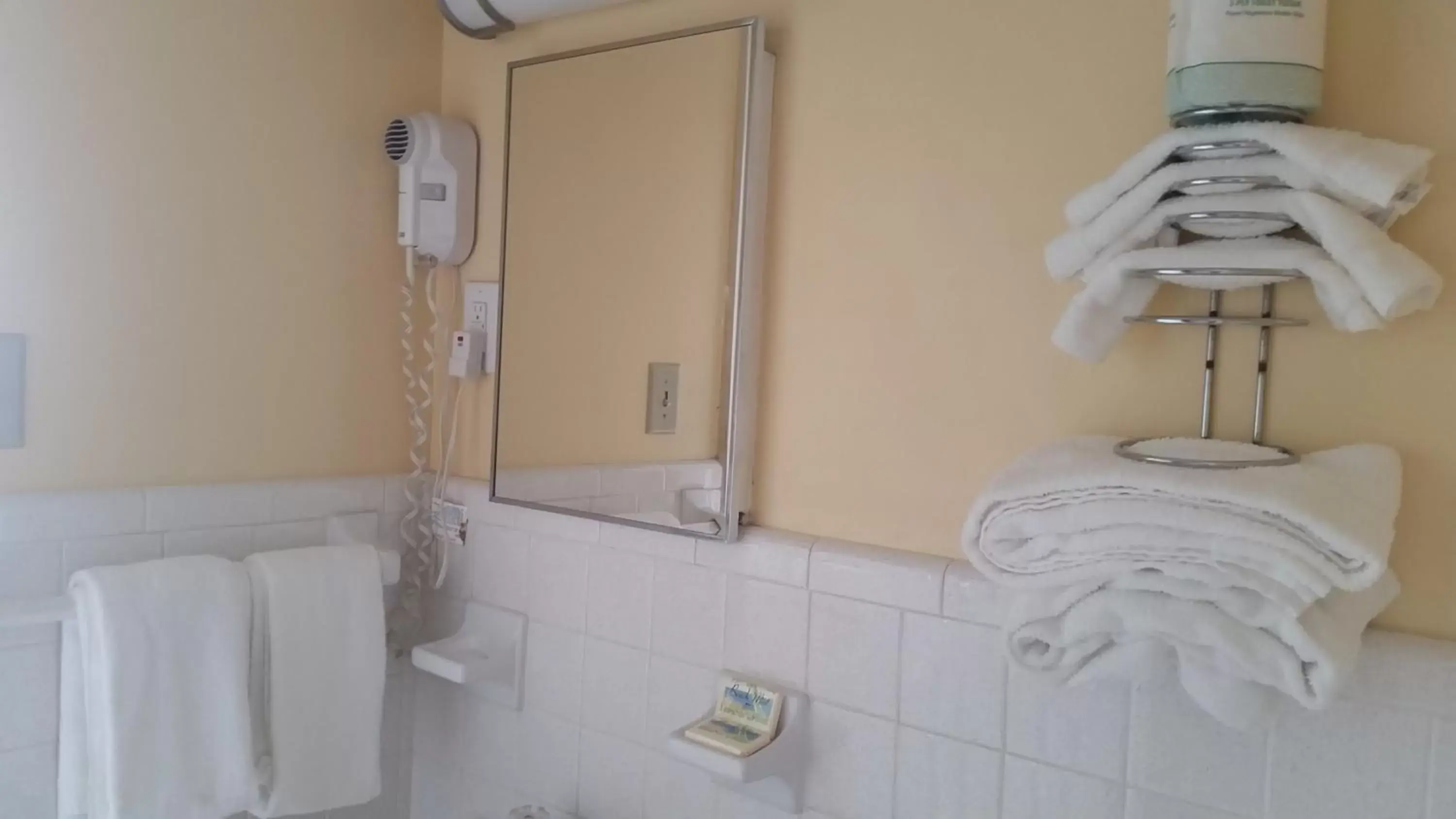 Photo of the whole room, Bathroom in Vancouver Motel