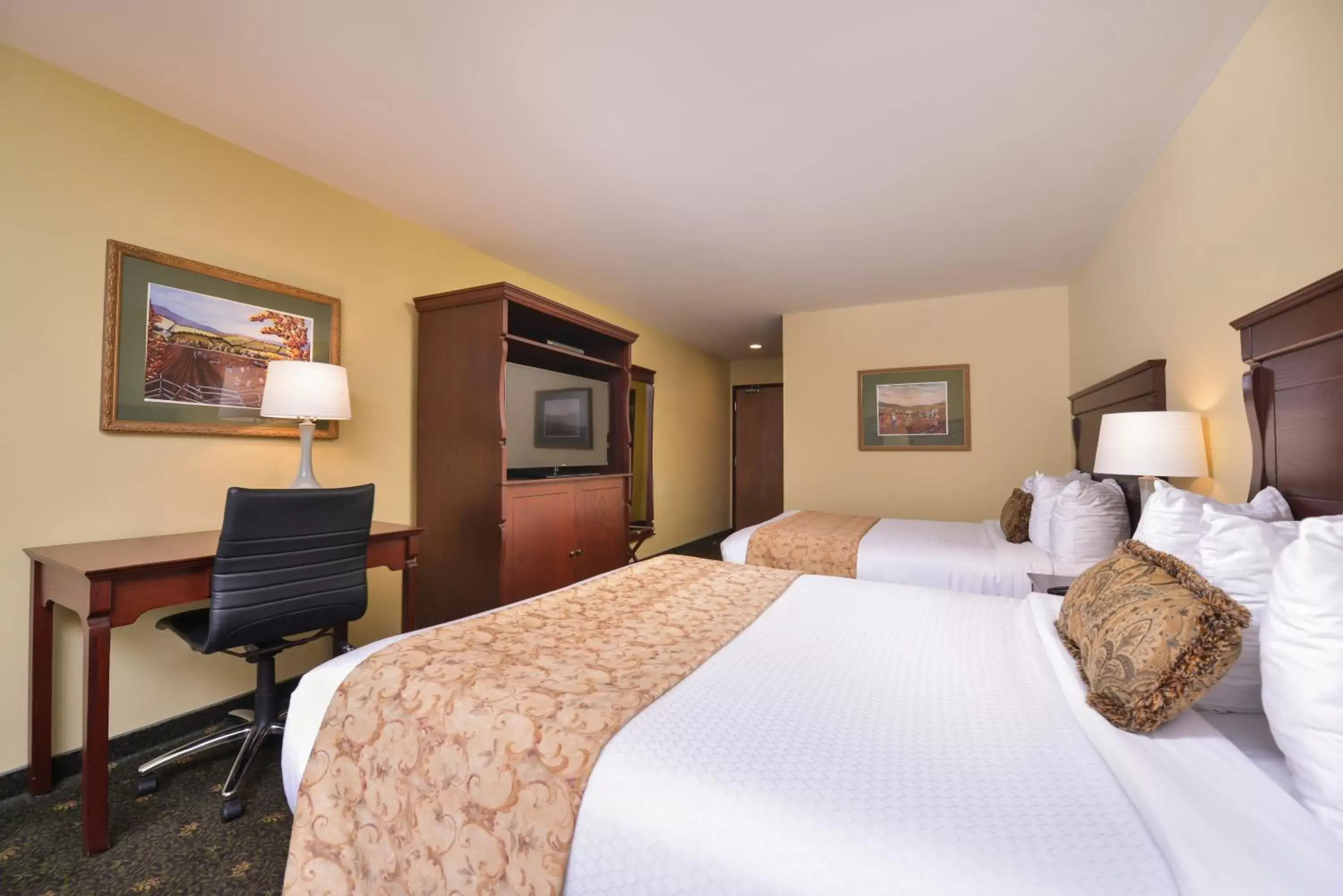 Photo of the whole room, Bed in Best Western Plus Grand-Sault Hotel & Suites