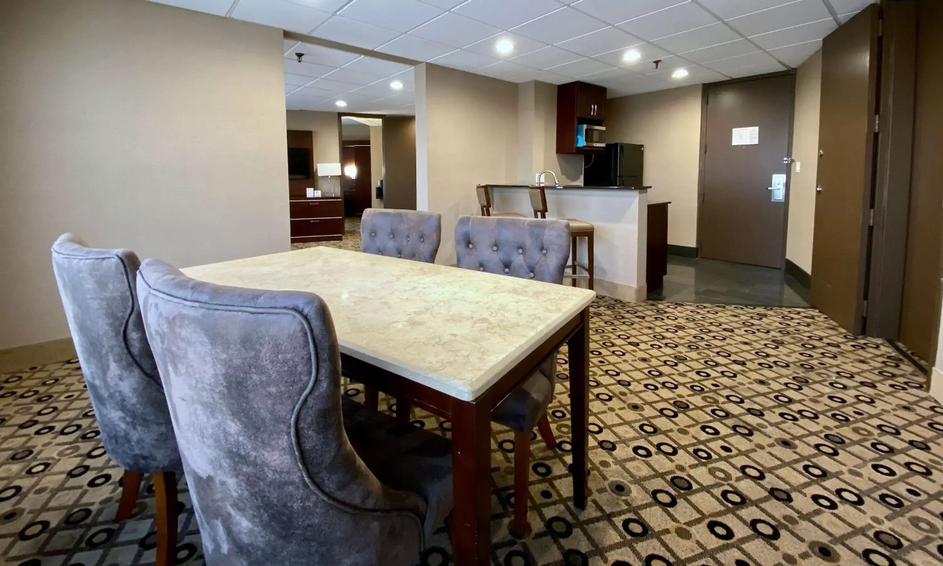 Kitchen or kitchenette in Radisson Hotel Southfield-Detroit