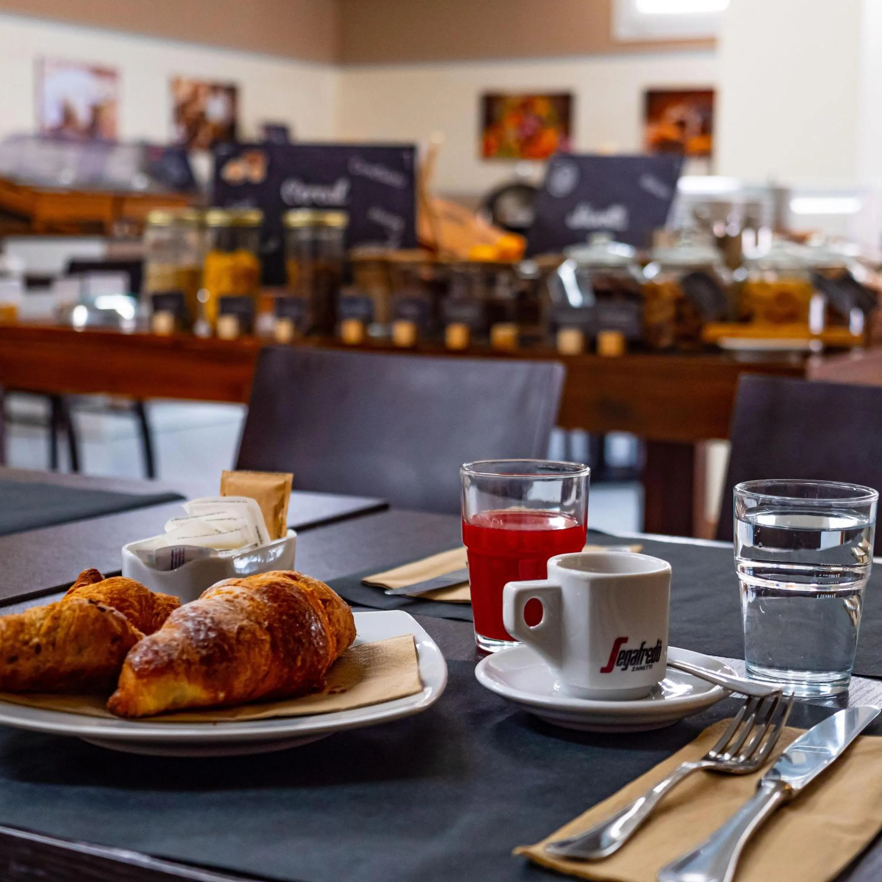 Restaurant/places to eat in Park Hotel Residence