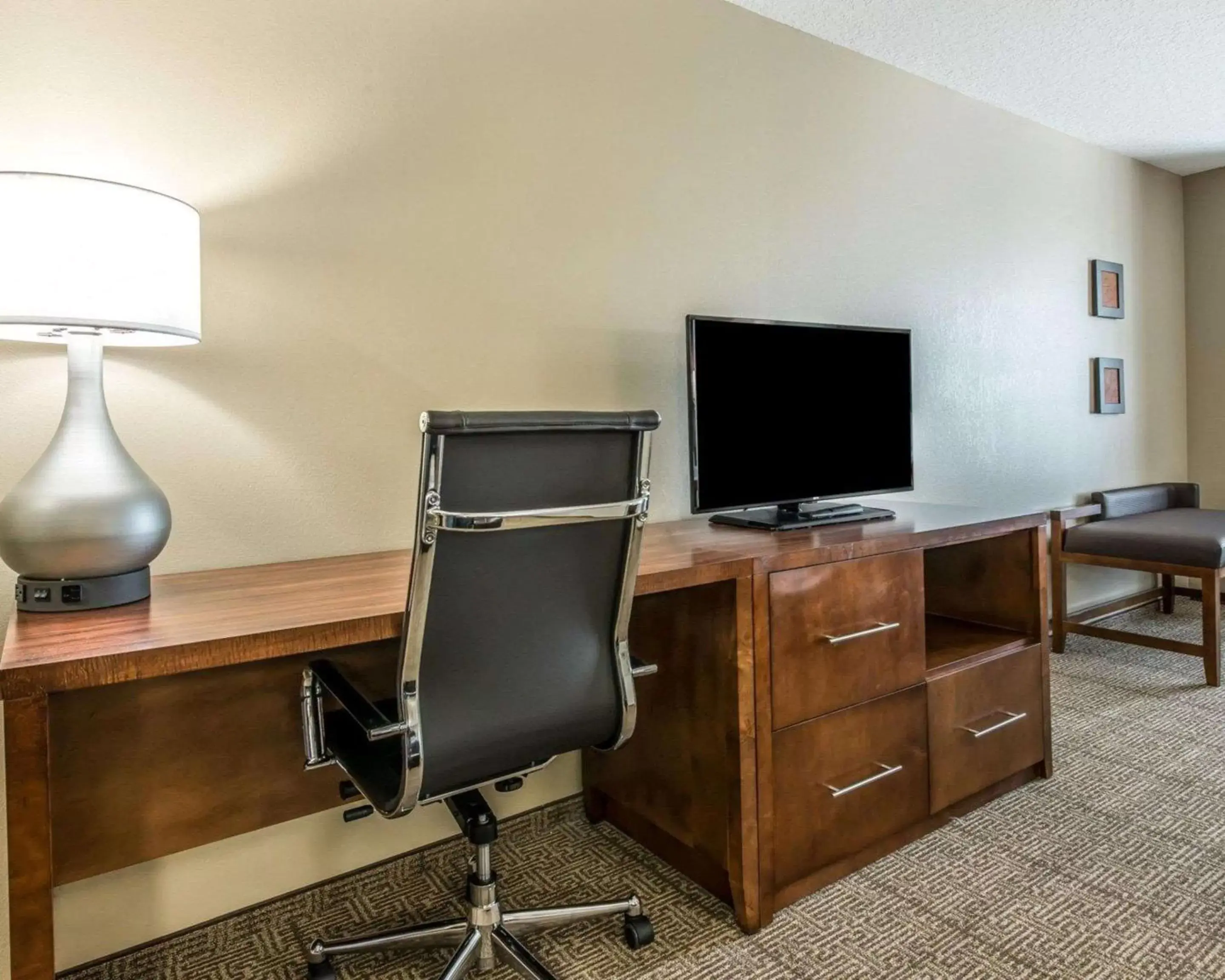 Photo of the whole room, TV/Entertainment Center in Comfort Suites near Rainbow Springs Dunnellon