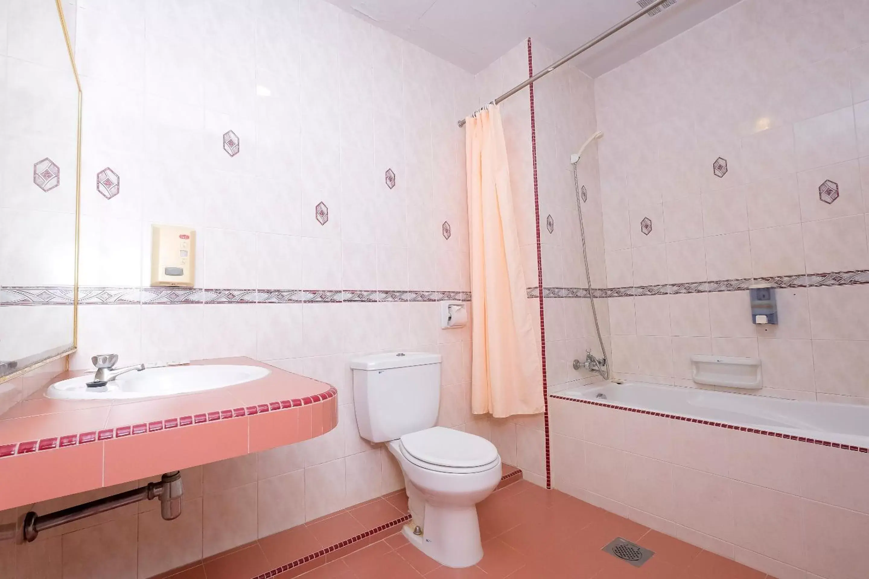 Bathroom in Super OYO 1236 Hotel Green Park