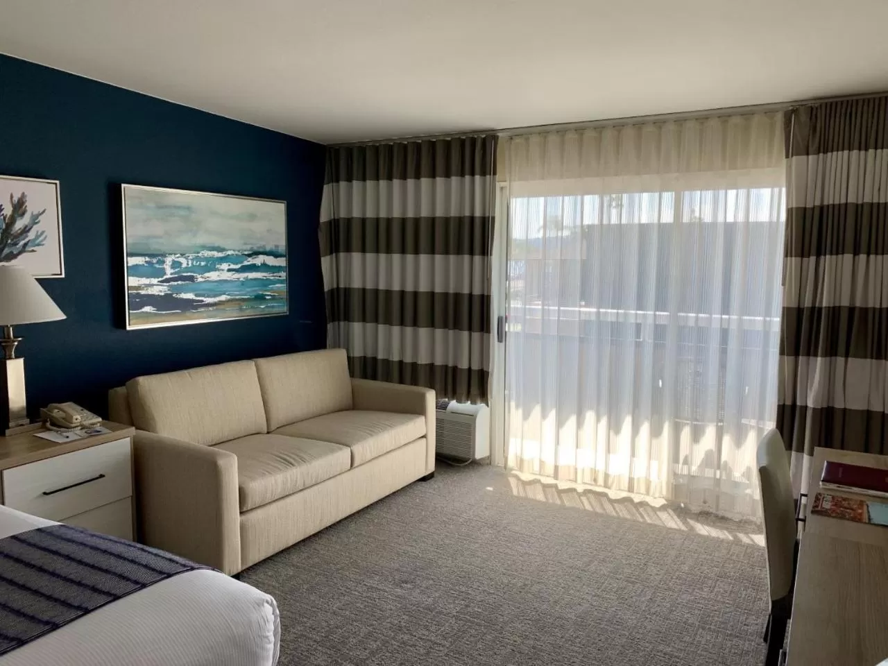 Seating area, Bed in Bay Club Hotel and Marina