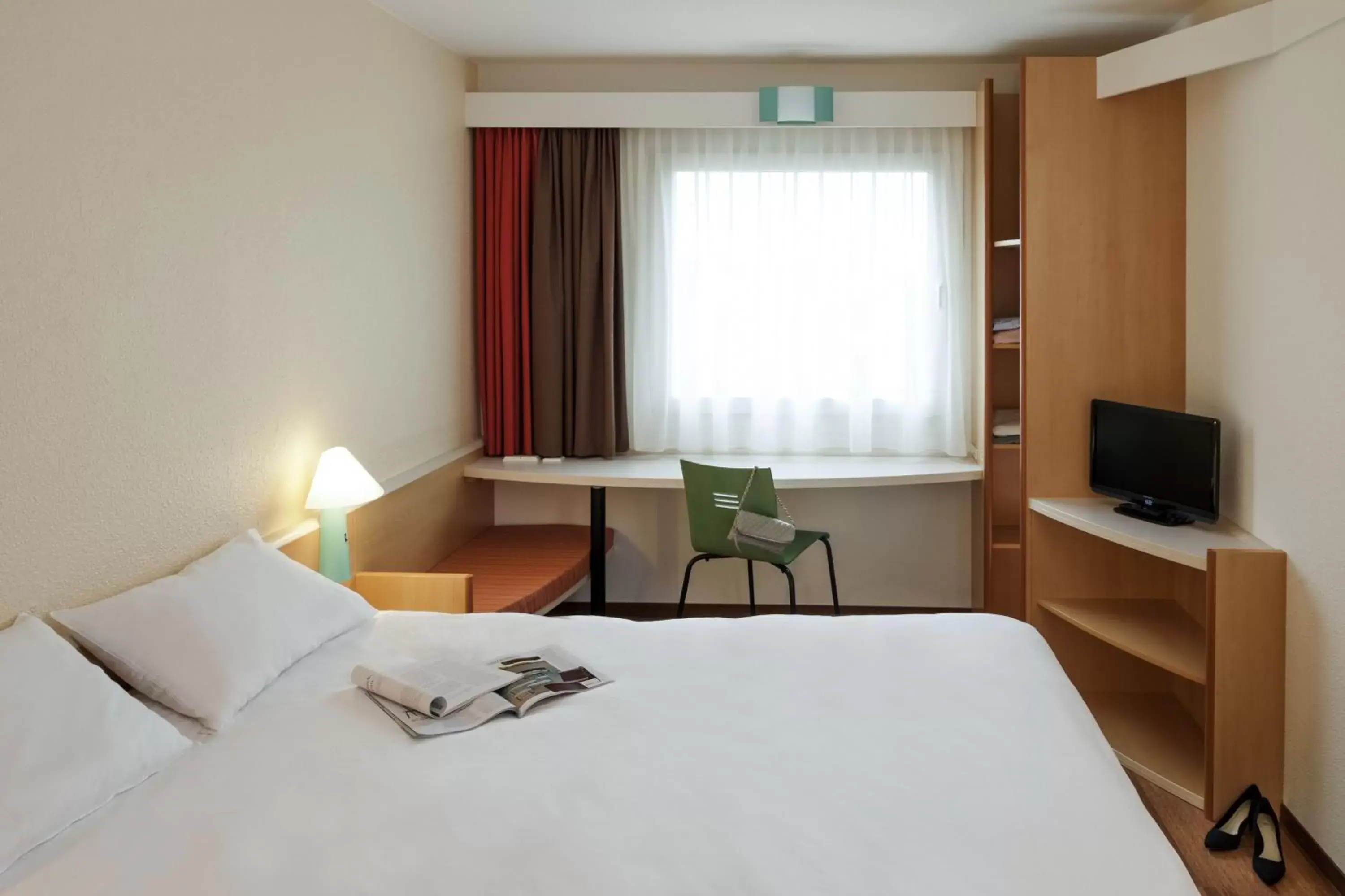 Photo of the whole room, Bed in ibis Fulda City