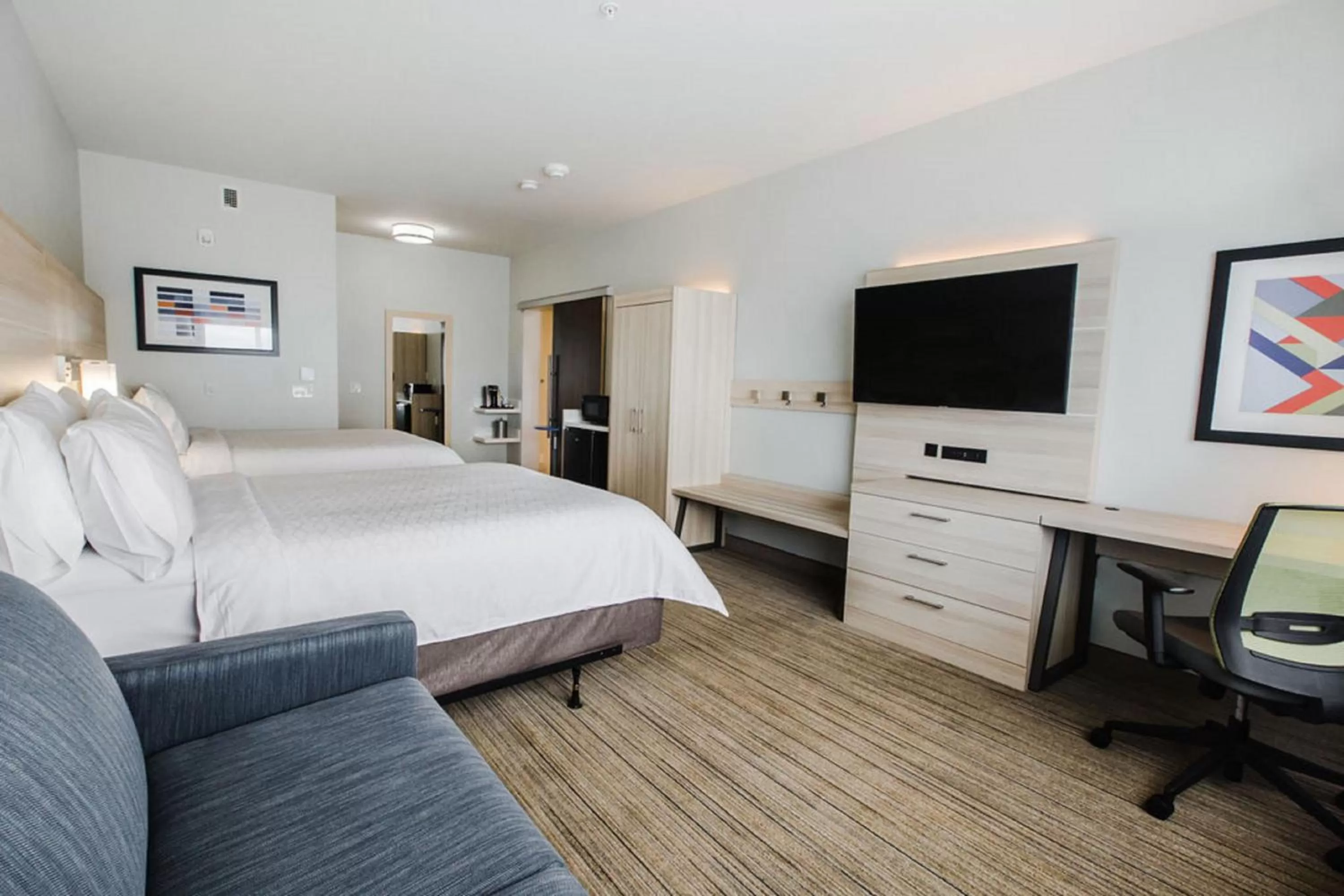 Photo of the whole room, Bed in Holiday Inn Express & Suites Edmonton N - St Albert by IHG