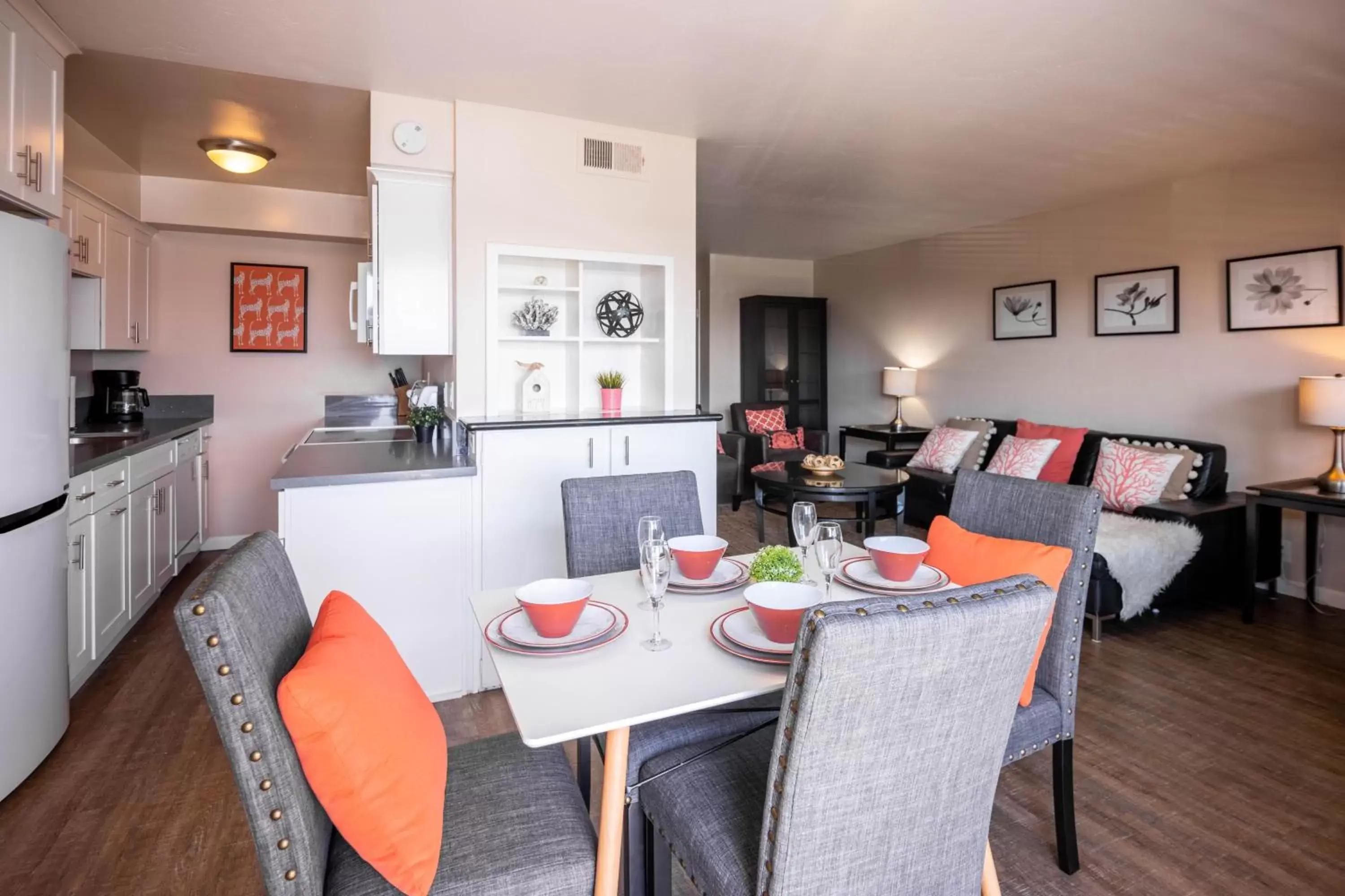 TV and multimedia, Dining Area in Beachwalk Villas