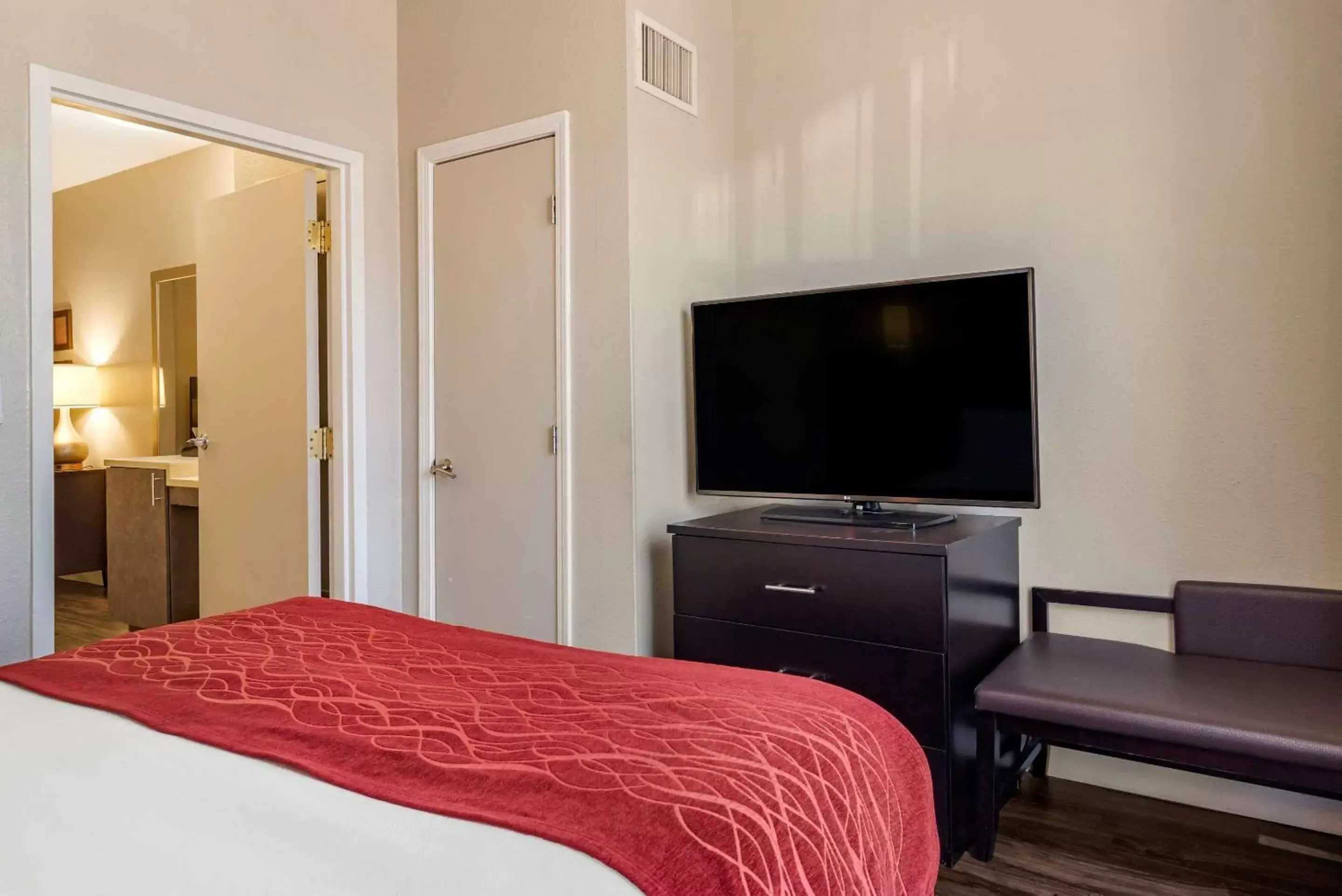 Bedroom in Comfort Inn & Suites near Six Flags