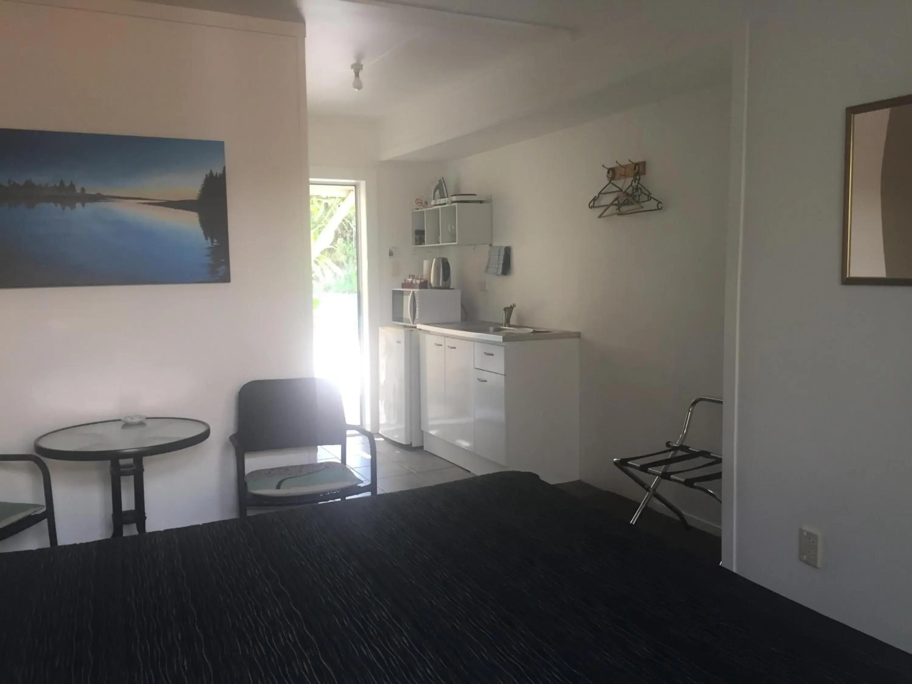 Kitchen or kitchenette, Bed in Harbour View Motel