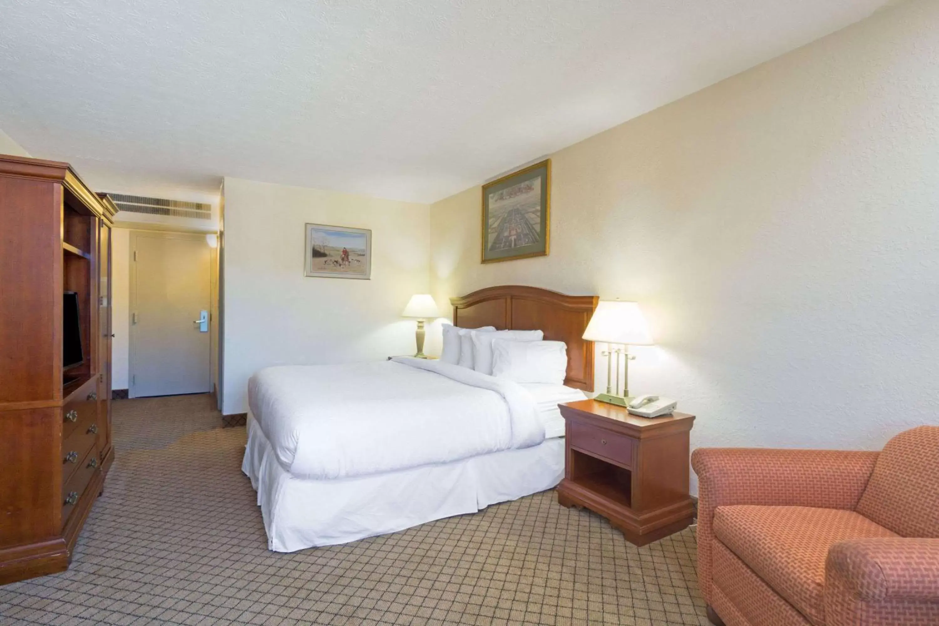 Photo of the whole room, Bed in Days Inn by Wyndham Columbus Airport