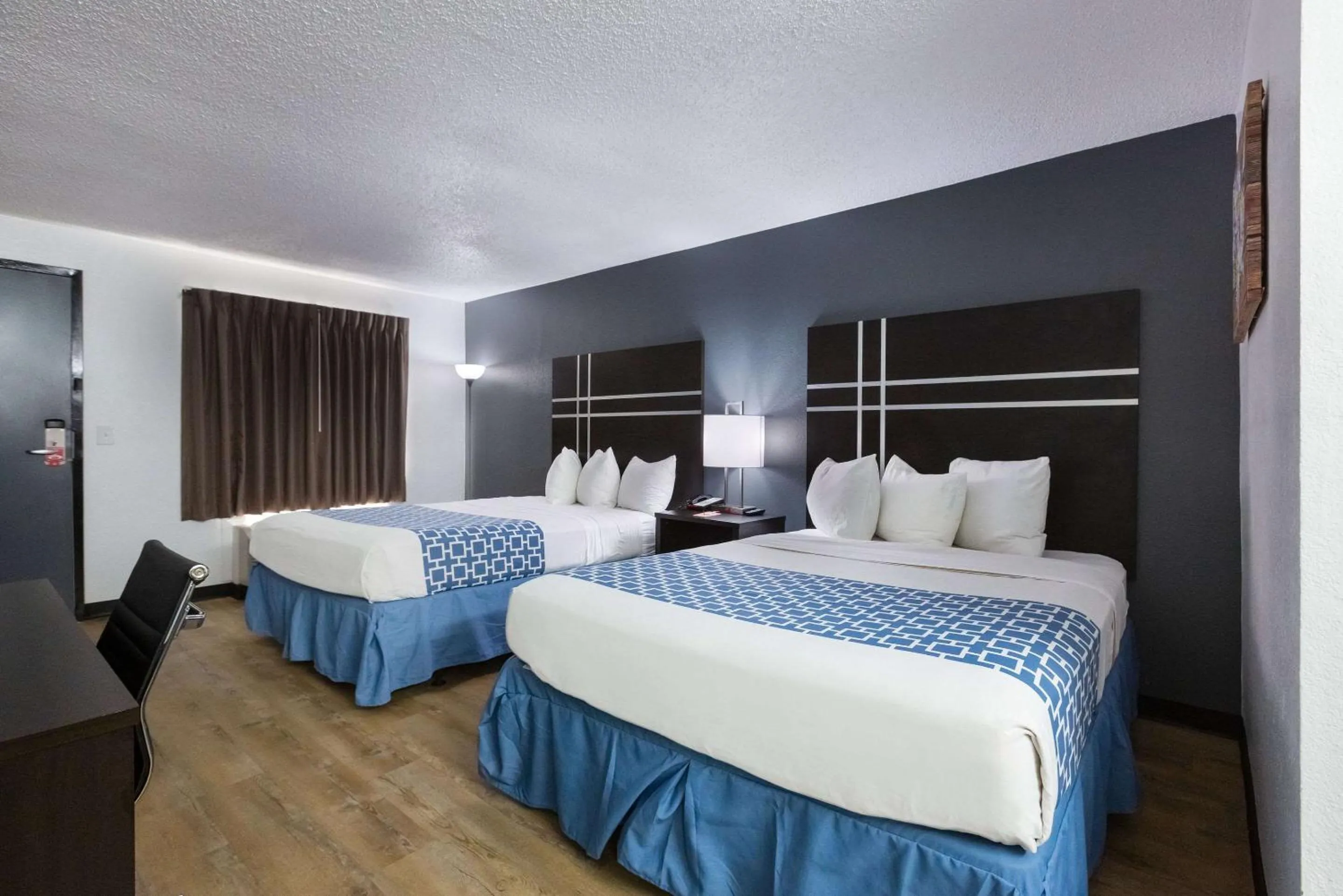 Photo of the whole room, Bed in Econo Lodge