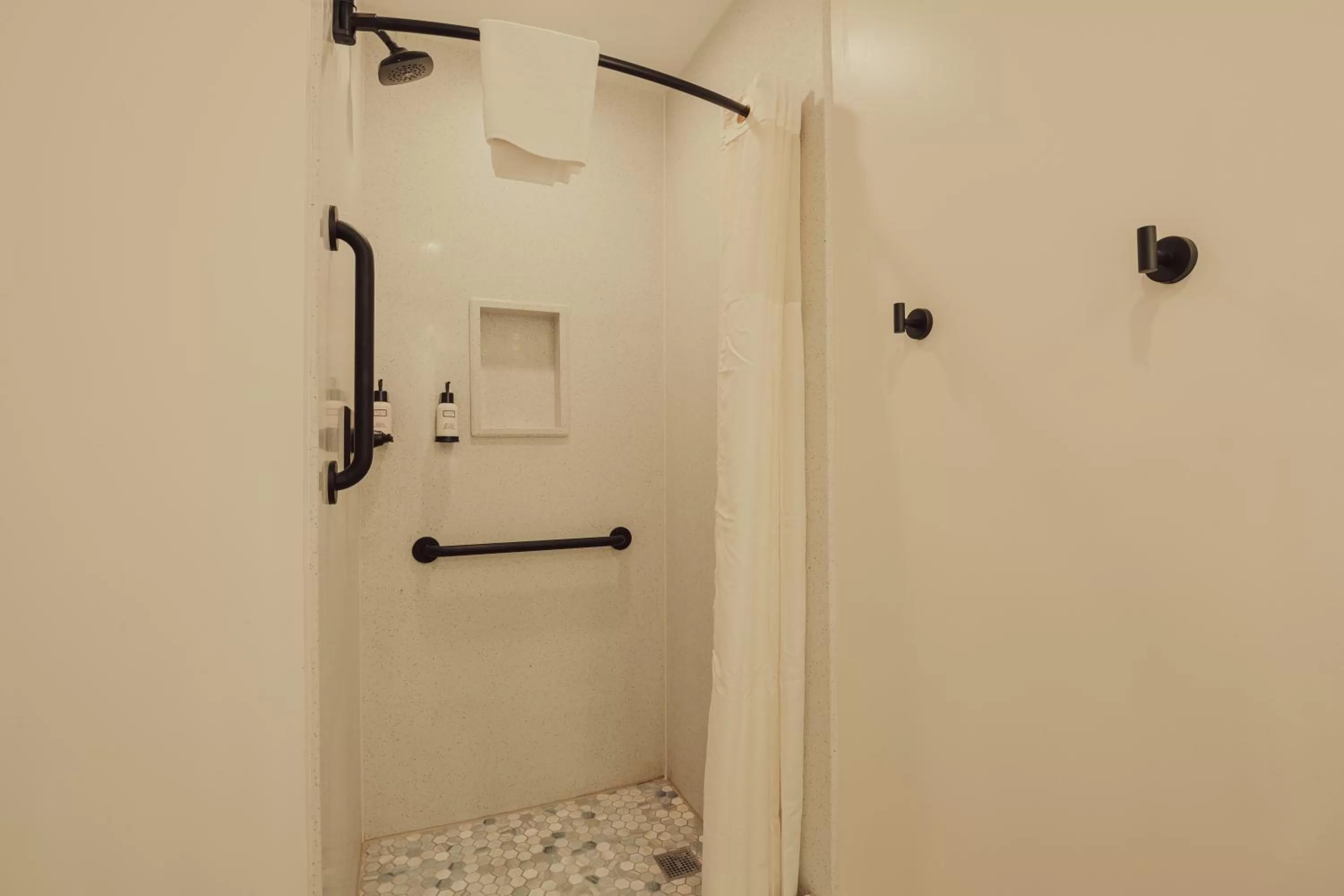 Shower in Blufftop Inn & Suites - Wharf/Restaurant District