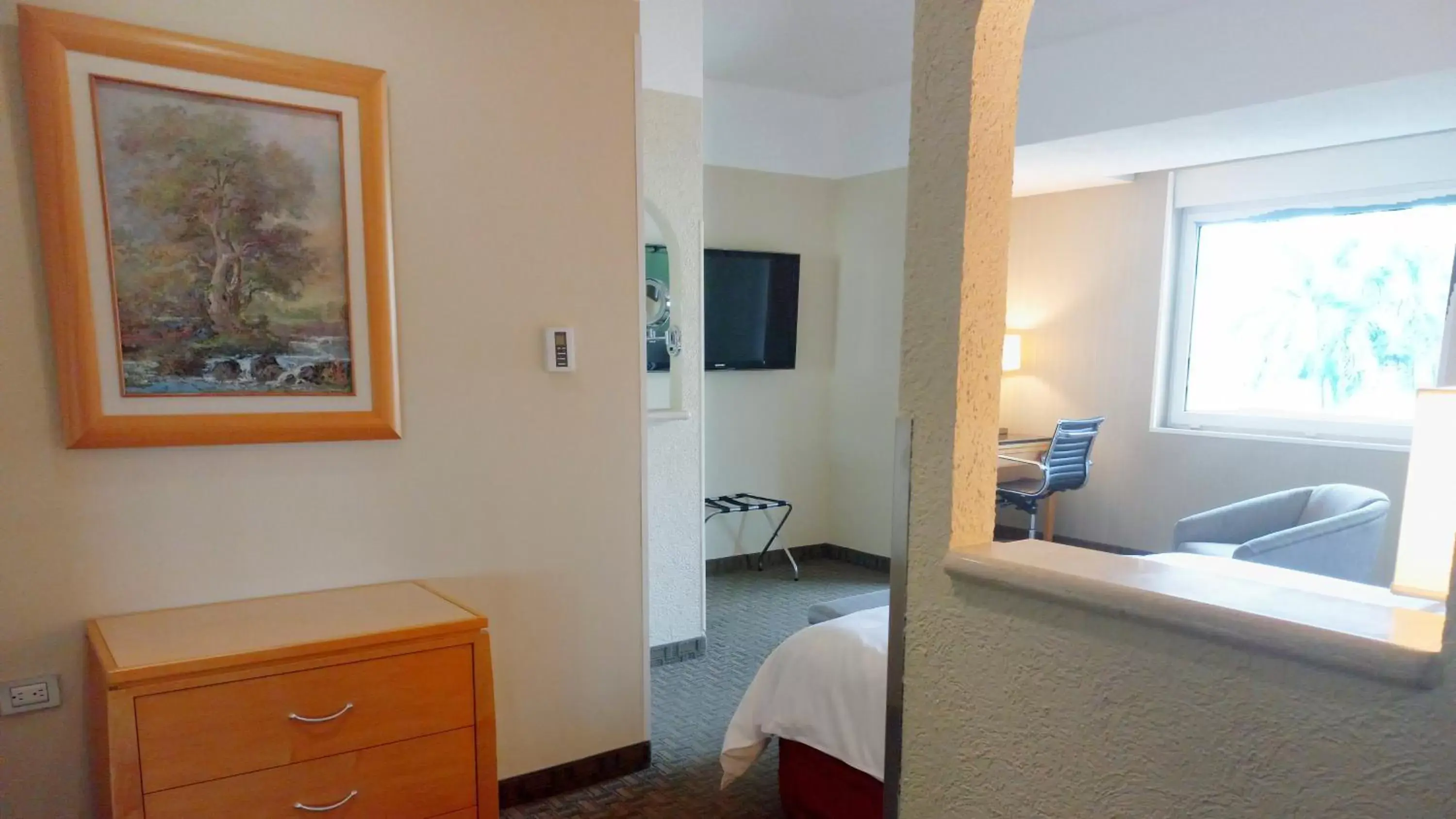 Photo of the whole room, TV/Entertainment Center in Holiday Inn Cuernavaca, an IHG Hotel