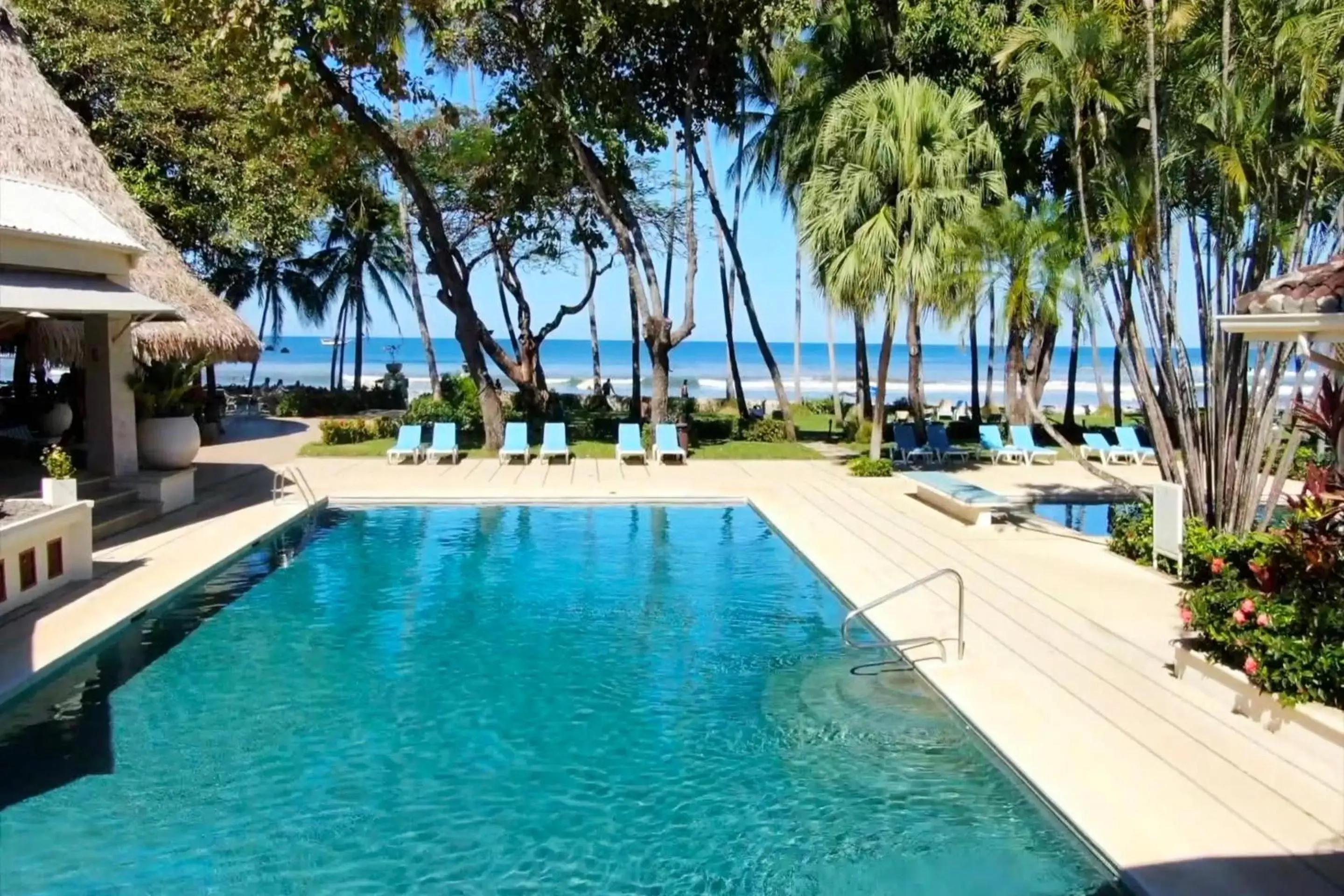 Swimming Pool in Hotel Tamarindo Diria Beach Resort