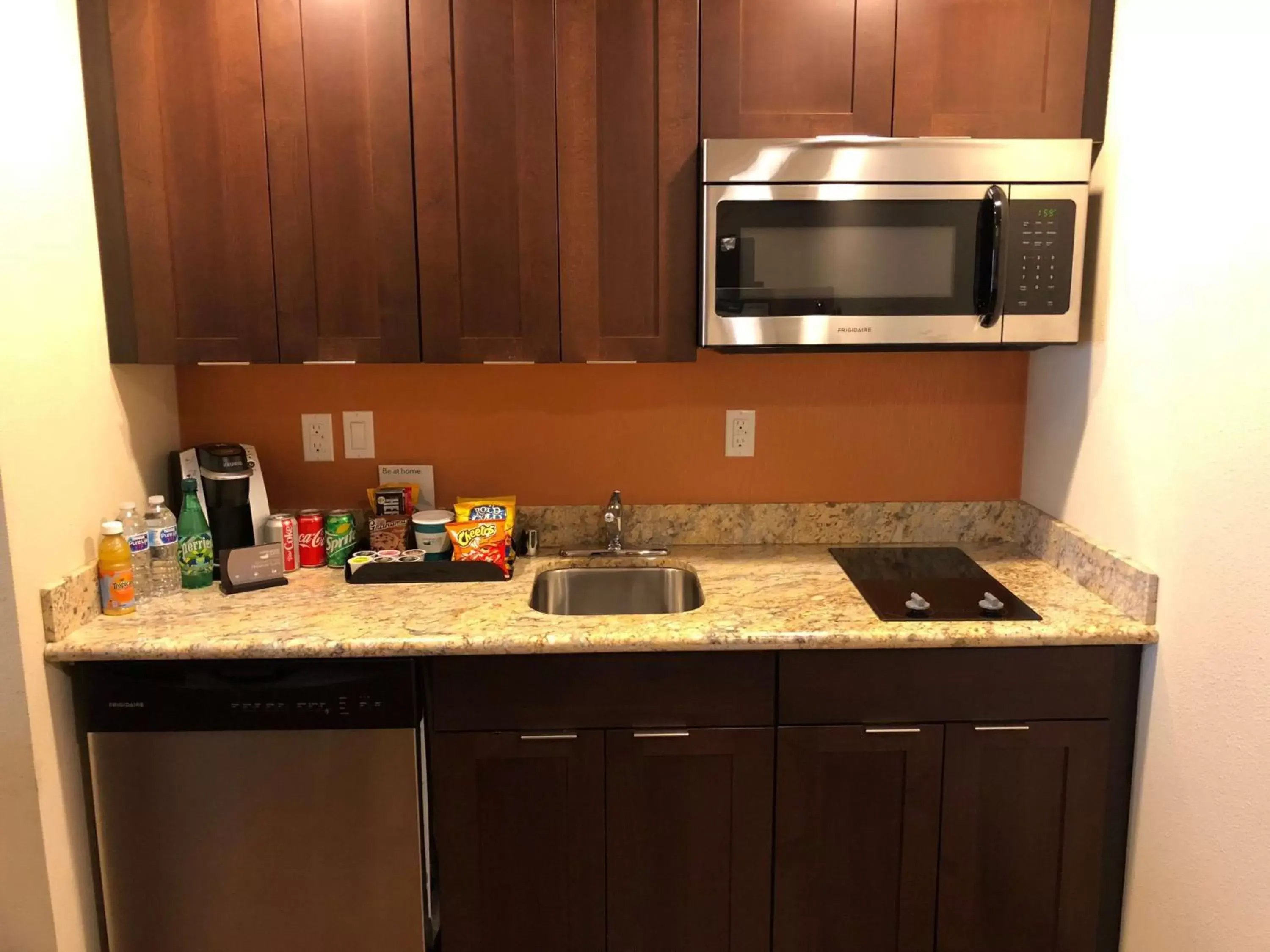 Kitchen or kitchenette, Kitchen/Kitchenette in Homewood Suites by Hilton Seattle/Lynnwood