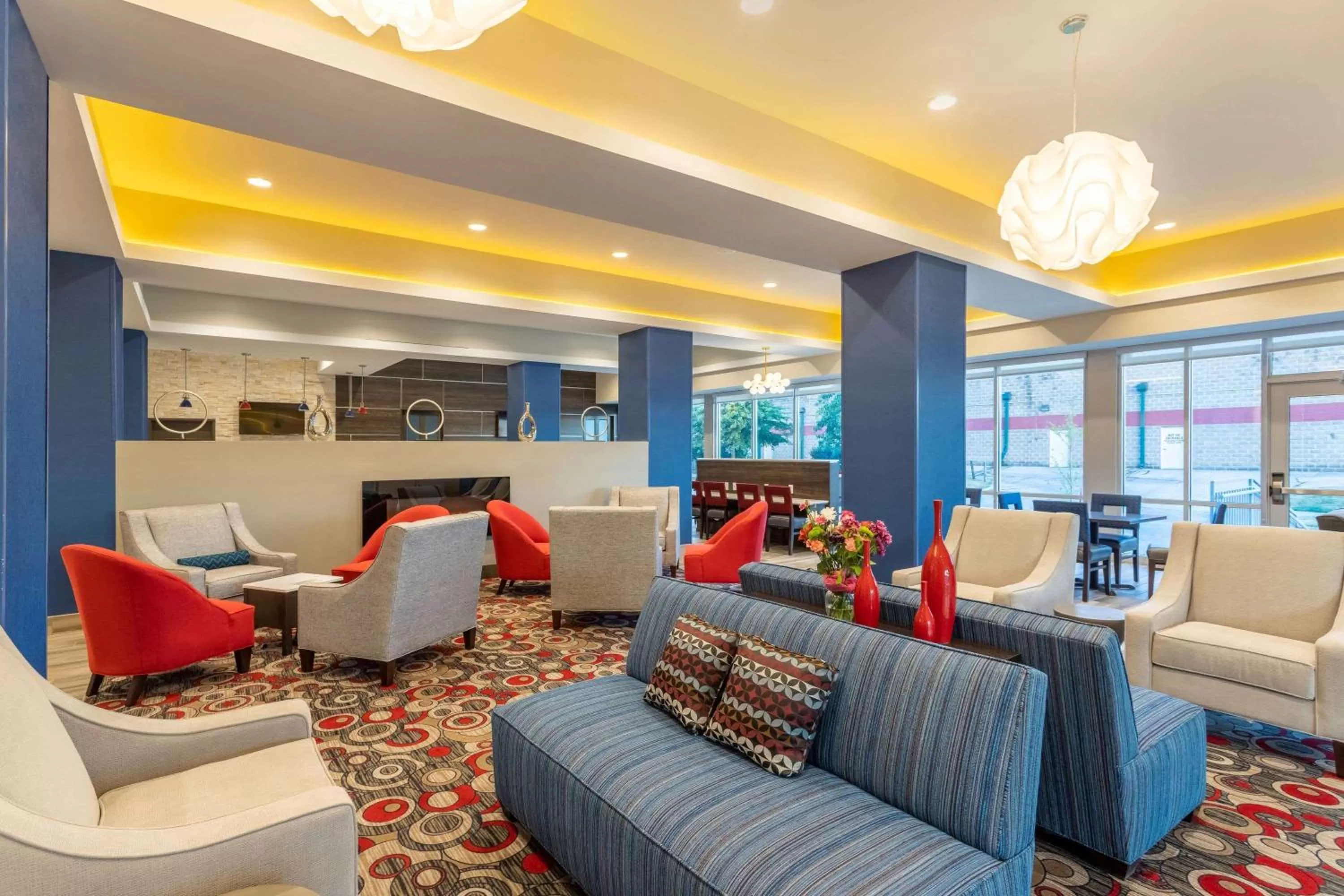 Lobby or reception in La Quinta Inn and Suites by Wyndham Bloomington
