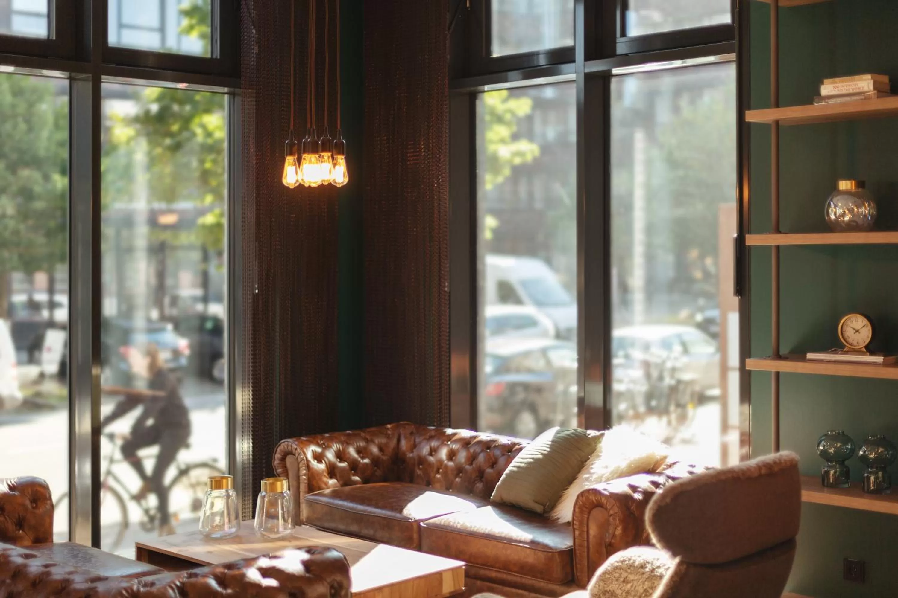 Lounge or bar in Holiday Inn - the niu, Bricks Hamburg Eppendorf by IHG