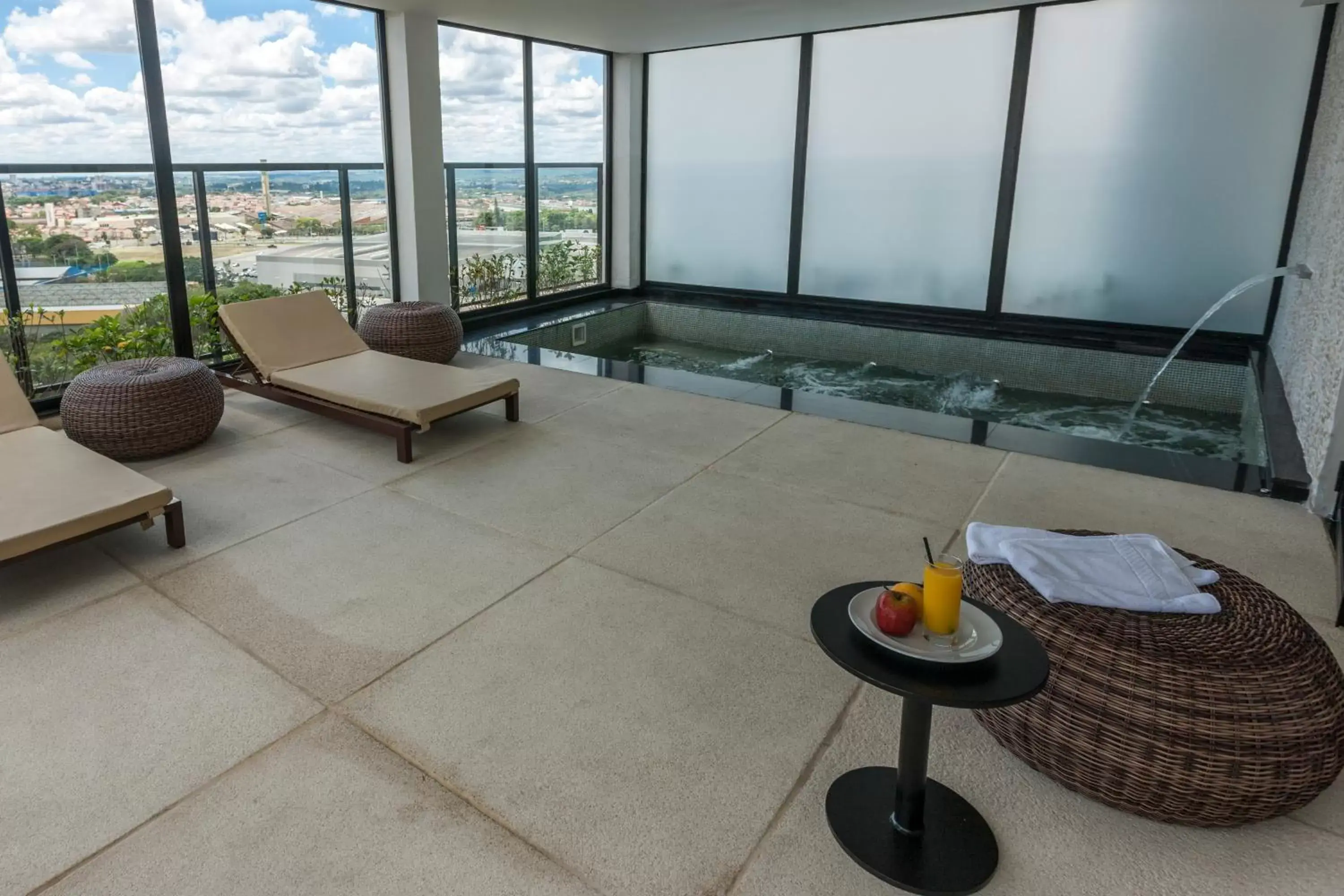 Hot Tub, Seating Area in Royal Palm Tower Indaiatuba