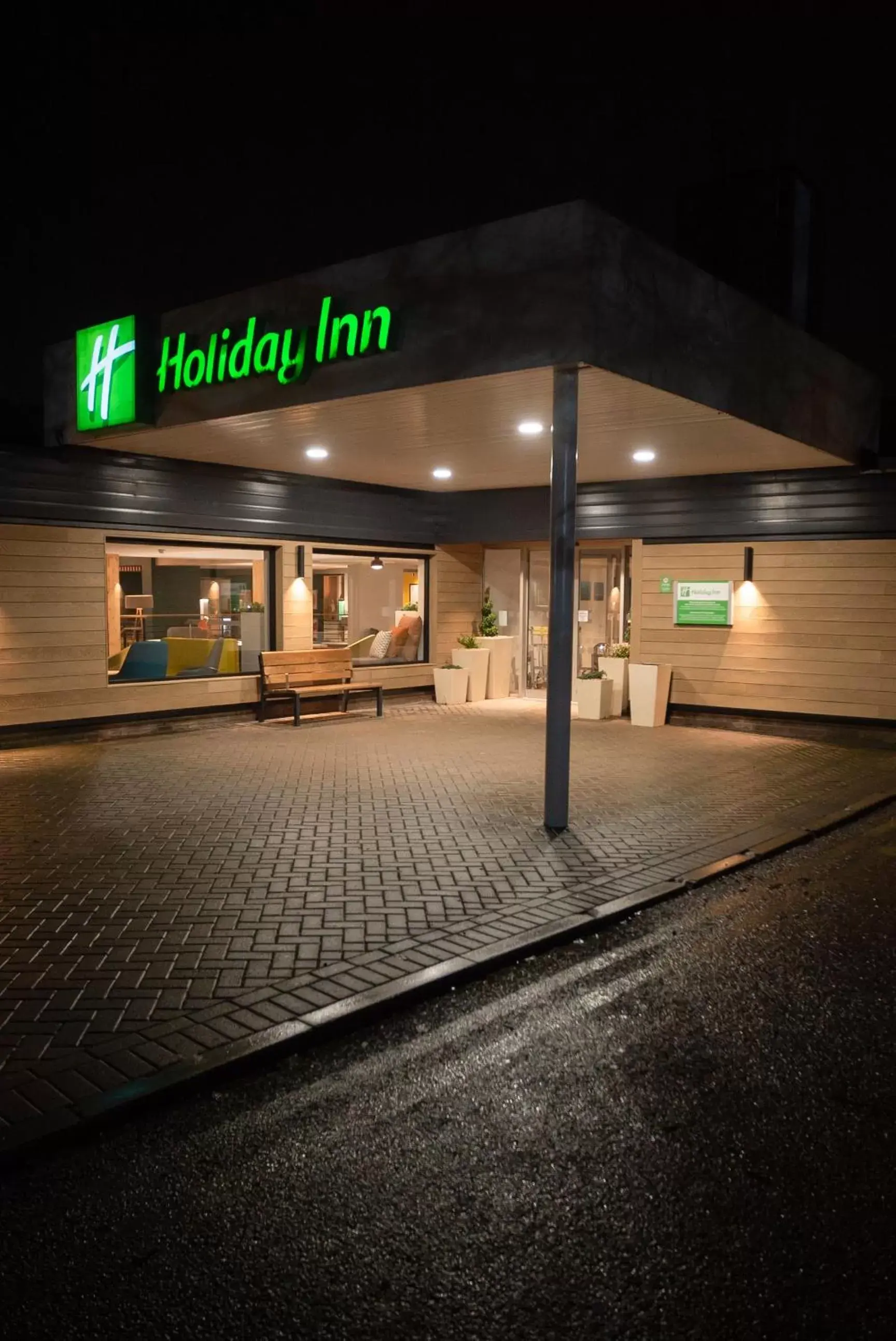 Facade/entrance in Holiday Inn Newport by IHG Facade/entrance in Holiday Inn Newport by IHG