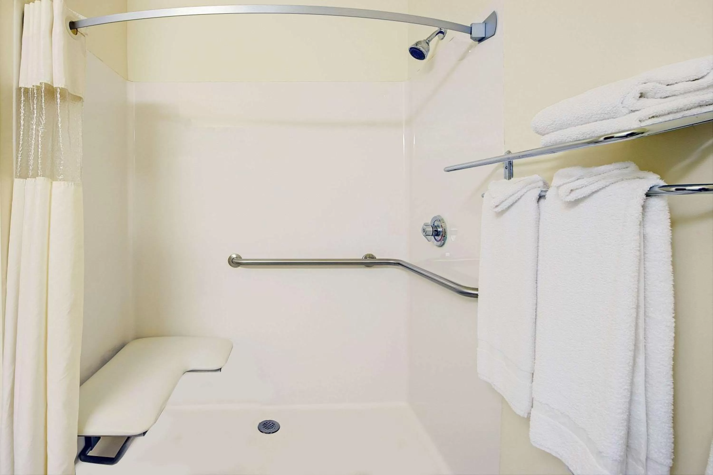 Photo of the whole room in Travelodge by Wyndham St. Louis