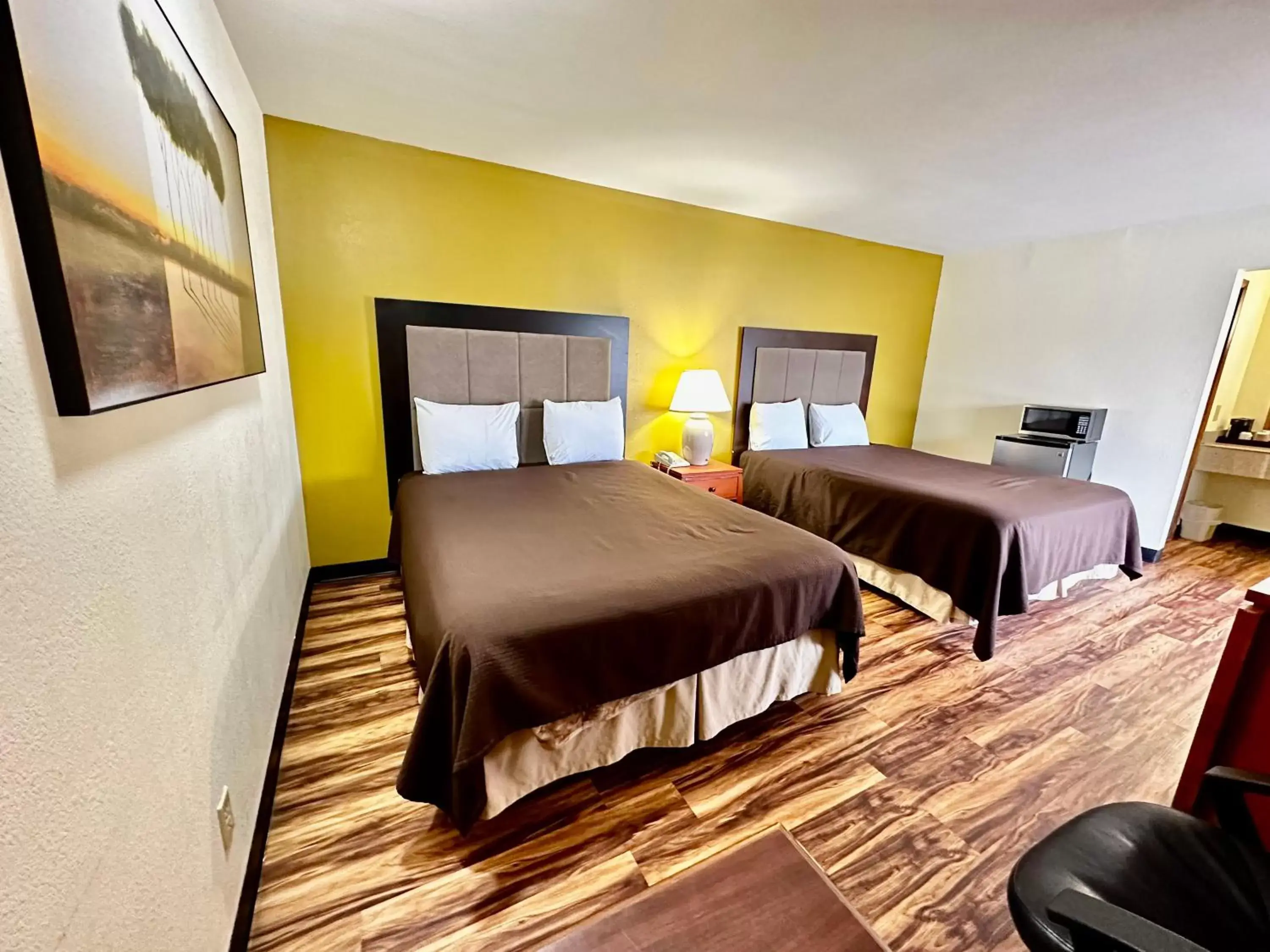 Property building, Bed in Regency Inn Iola