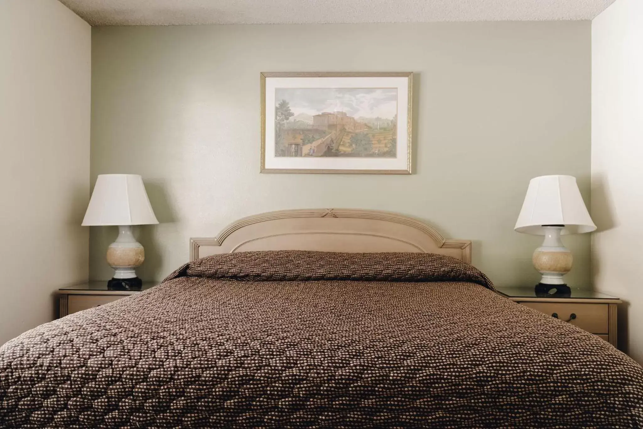 Bedroom, Bed in Vintage Lakeside Inn