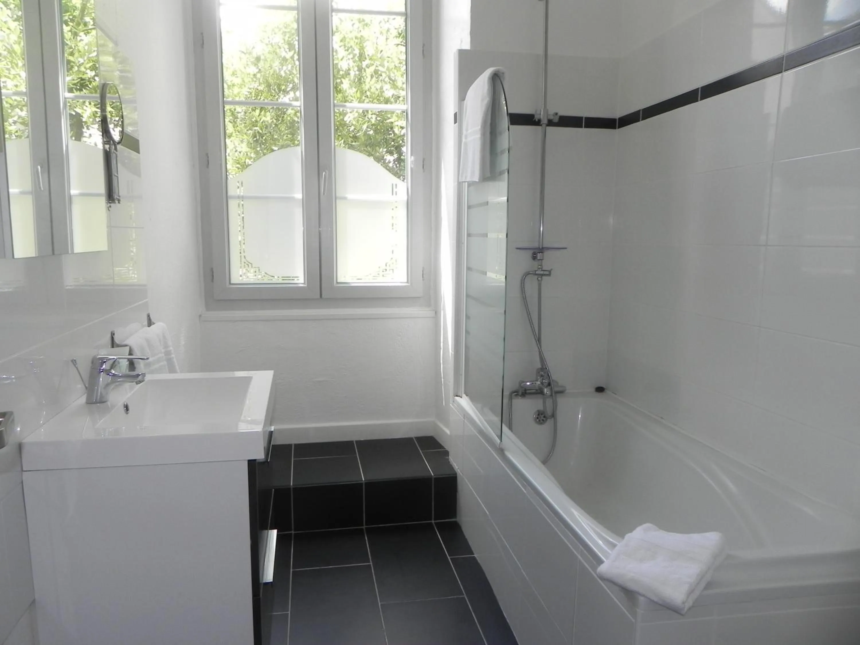 Bathroom in The Originals Boutique, Villa Montpensier, Pau