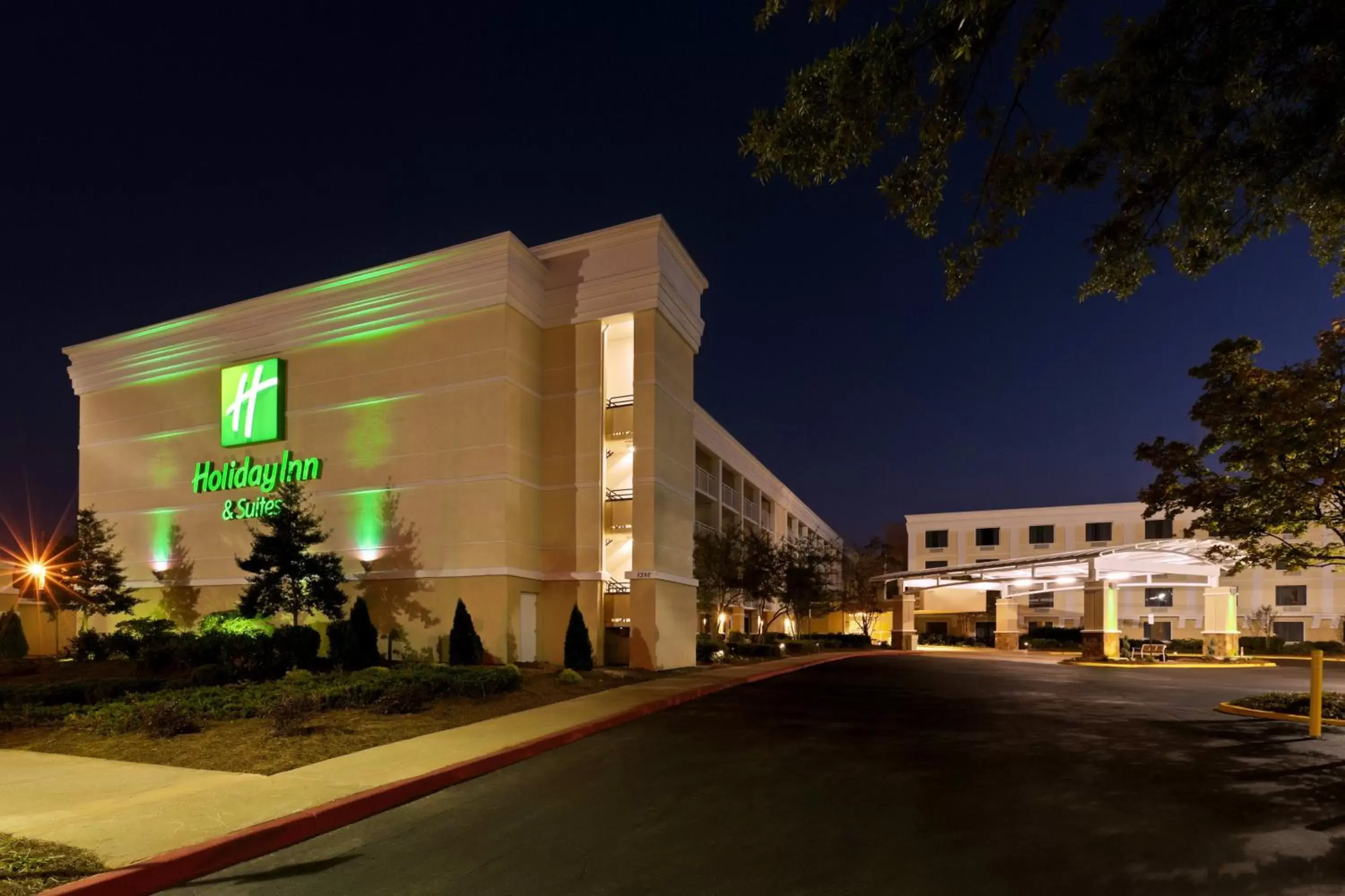 Property Building in Holiday Inn & Suites Atlanta Airport North, an IHG Hotel