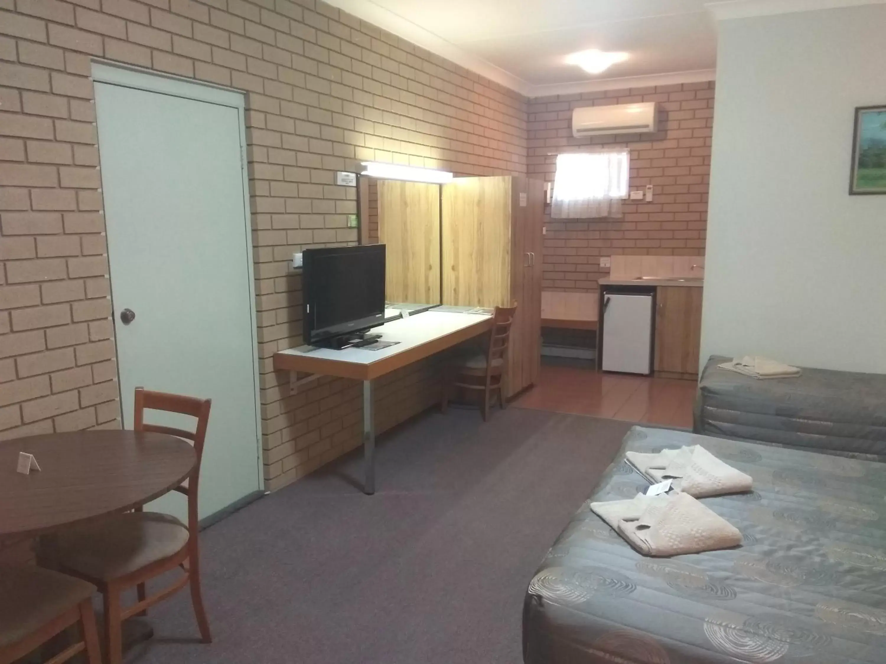 TV/Entertainment Center in Holbrook Town Centre Motor Inn