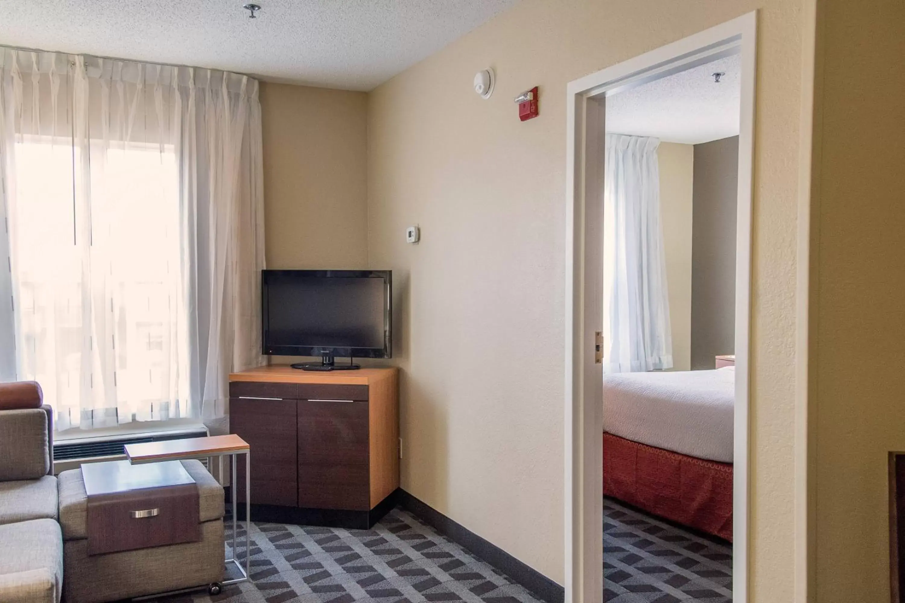Living room, TV/Entertainment Center in TownePlace Suites by Marriott Lafayette