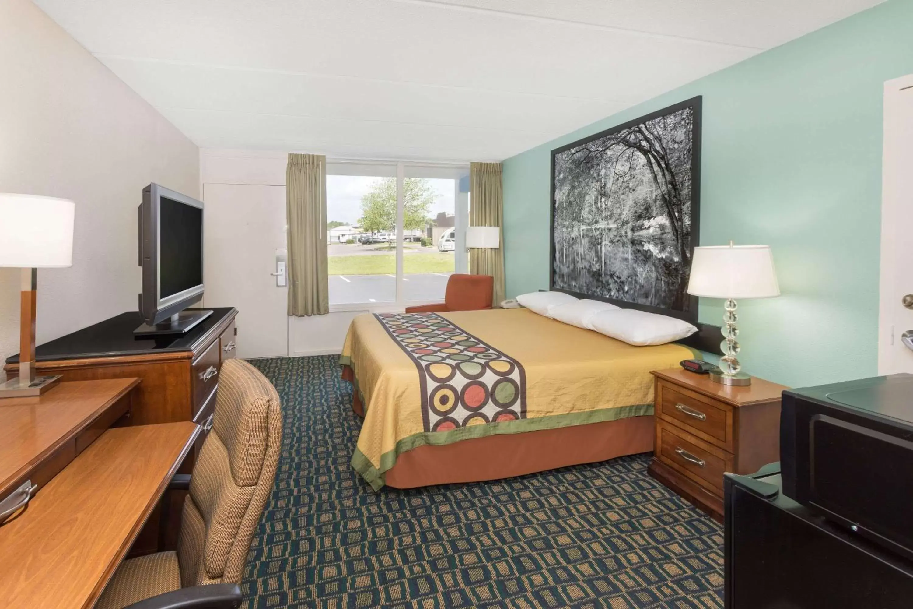 Photo of the whole room, Bed in Super 8 by Wyndham Kingsland