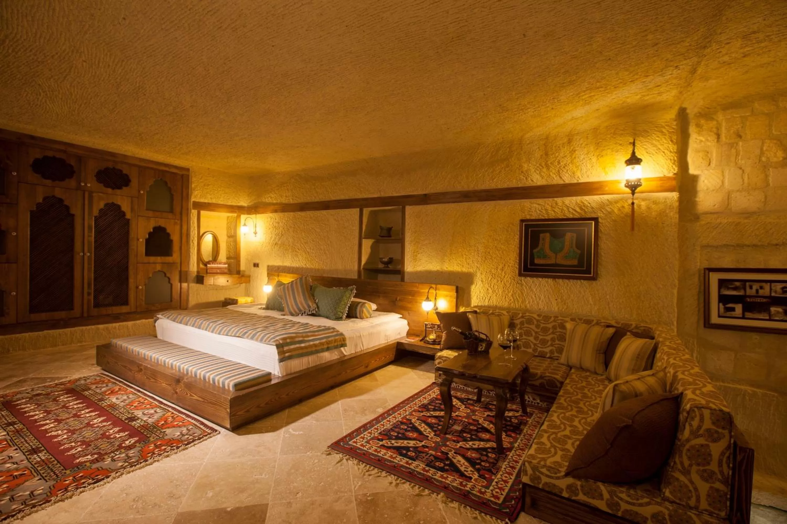Photo of the whole room, Bed in Kayakapi Premium Caves Cappadocia