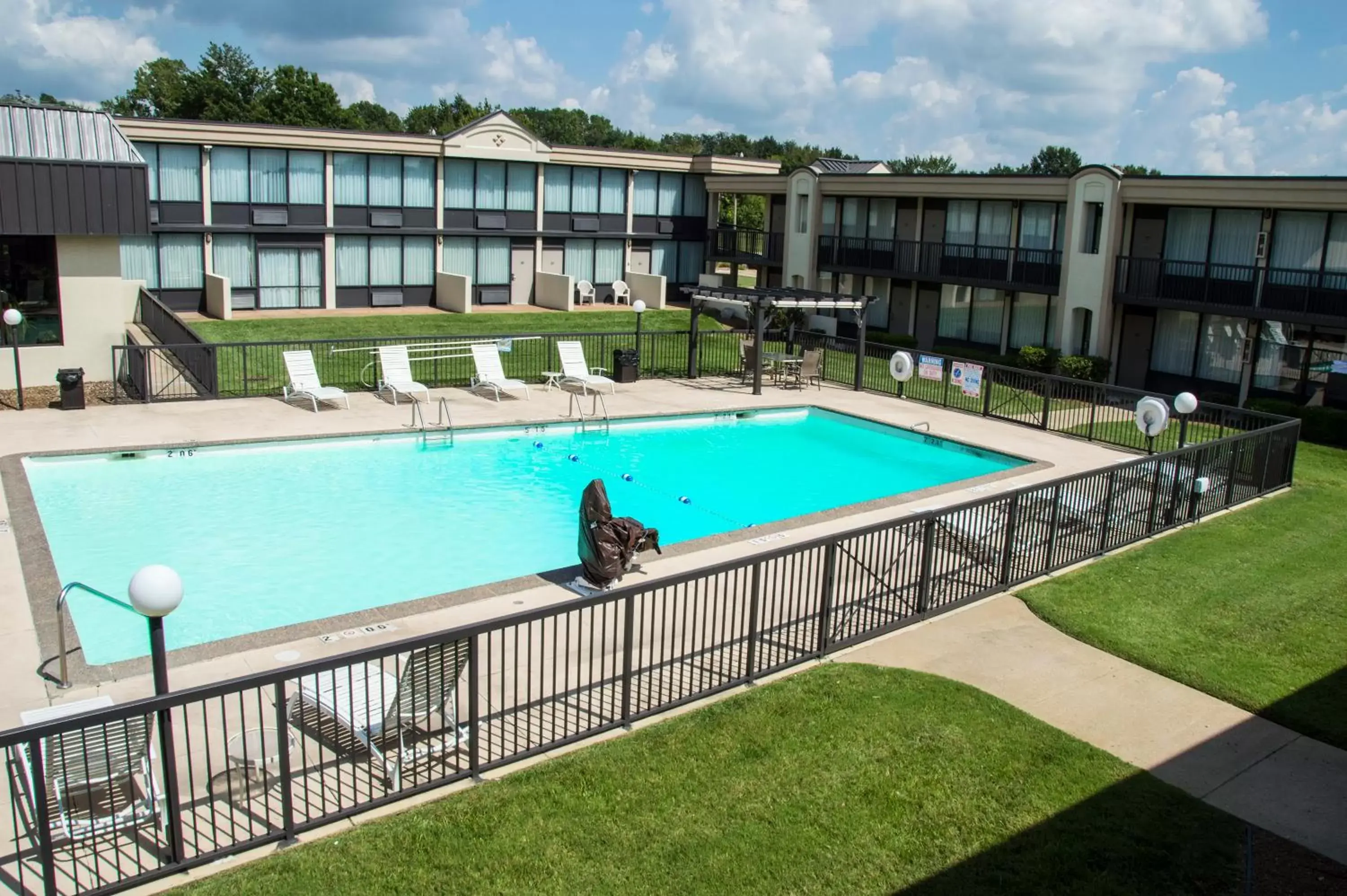 Swimming Pool in Lamplighter Inn & Suites Pittsburg