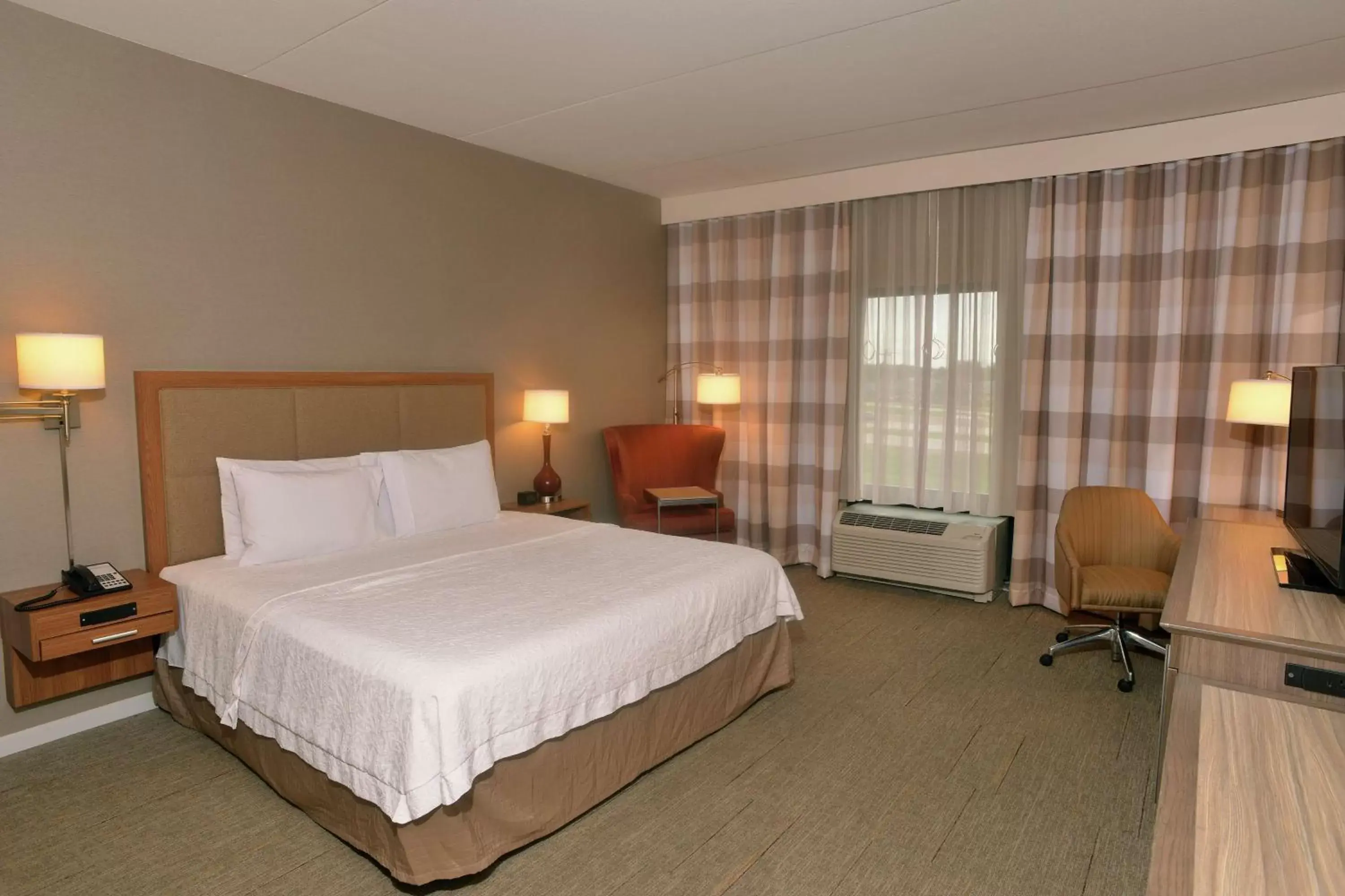 Bedroom, Bed in Hampton Inn Springfield-Southeast, MO