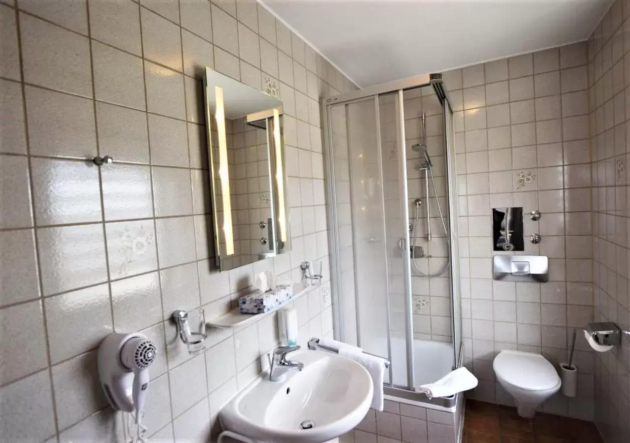 Photo of the whole room, Bathroom in Hotel Alena - Kontaktlos Check-In