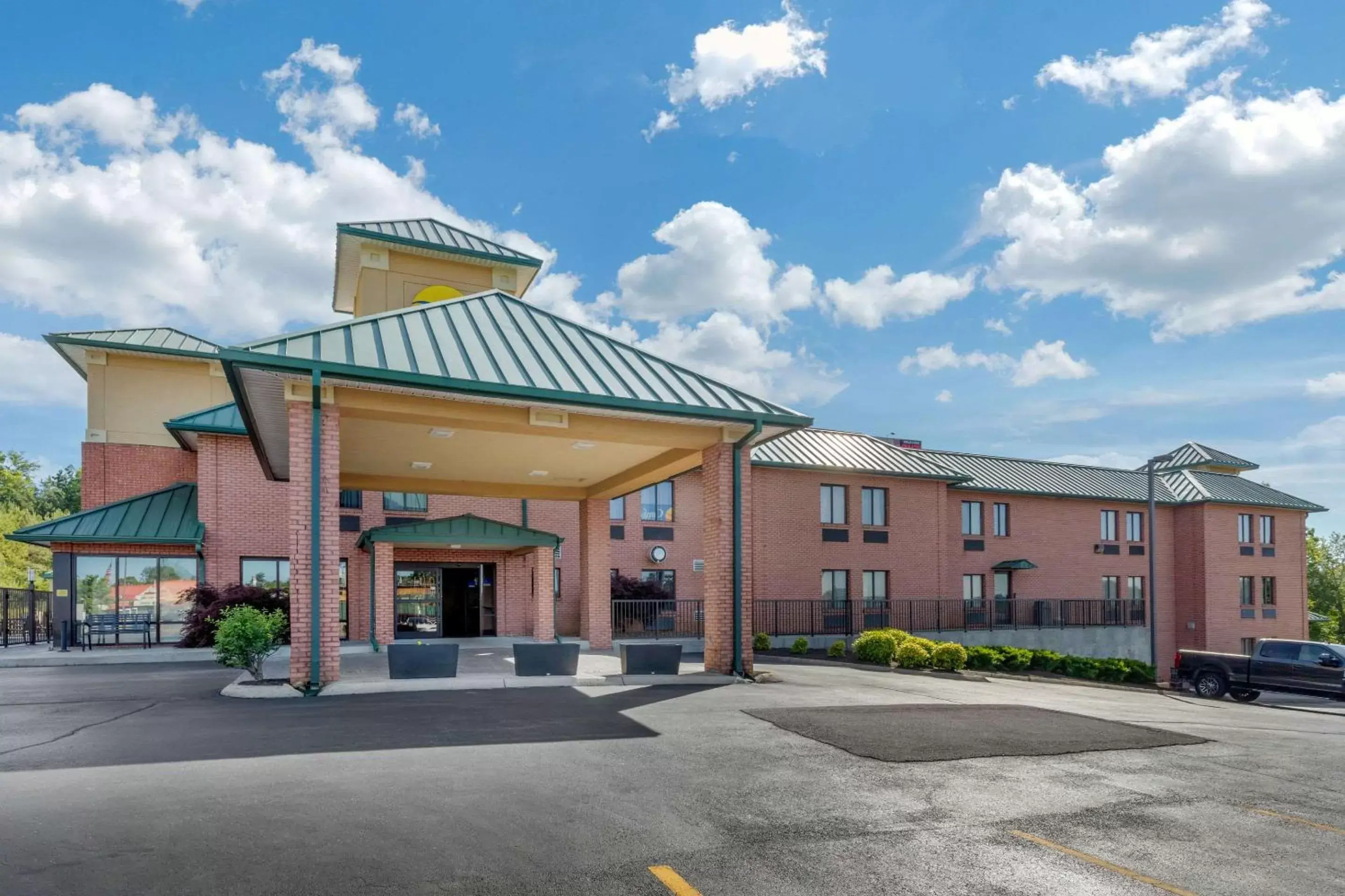 Property building in Comfort Inn Lenoir City