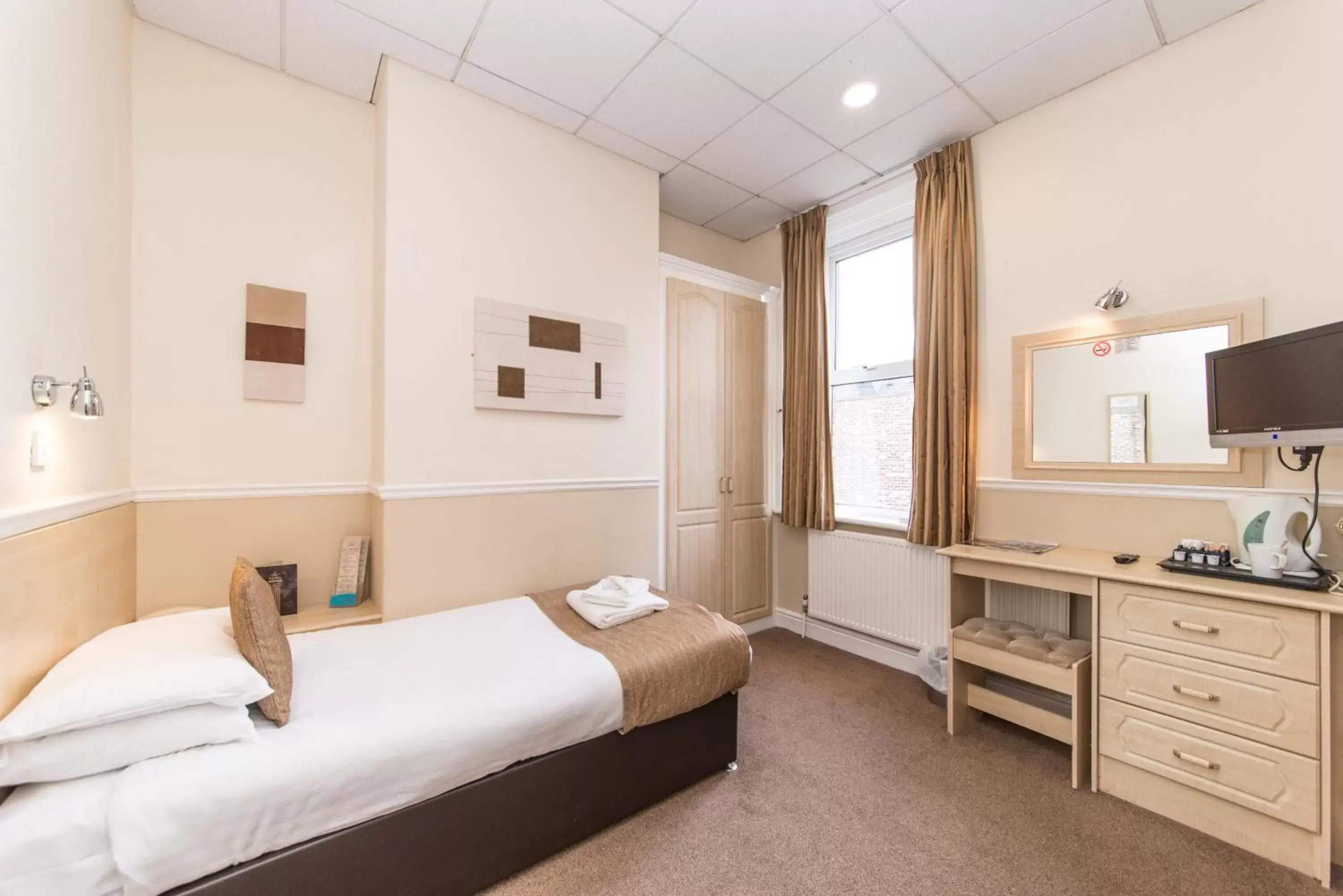 Photo of the whole room, Bed in Osborne Hotel Photo of the whole room, Bed in Osborne Hotel