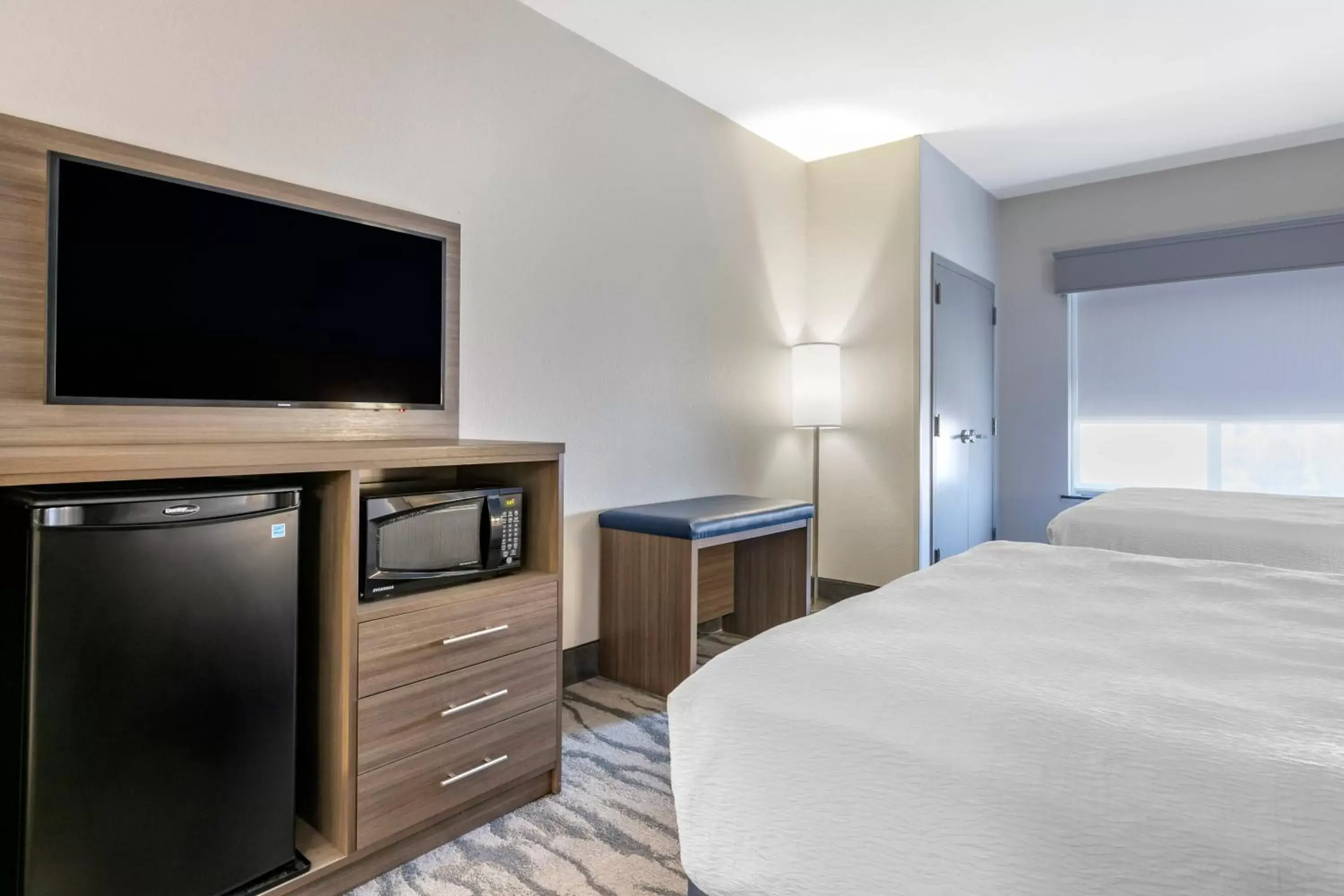 Bedroom, TV/Entertainment Center in Best Western Plus Castlerock Inn & Suites