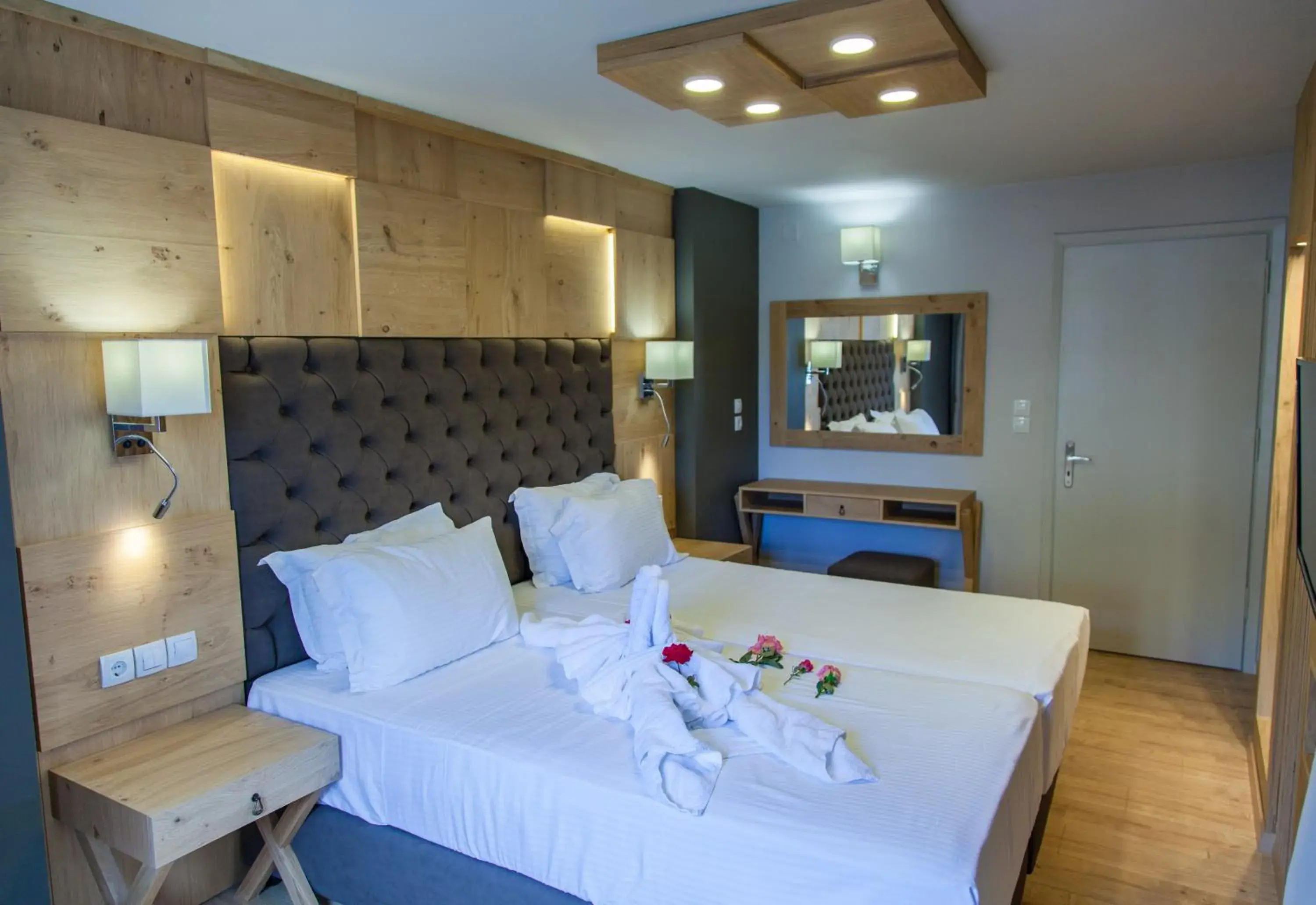 Spring, Bed in Elmi Beach Hotel & Suites