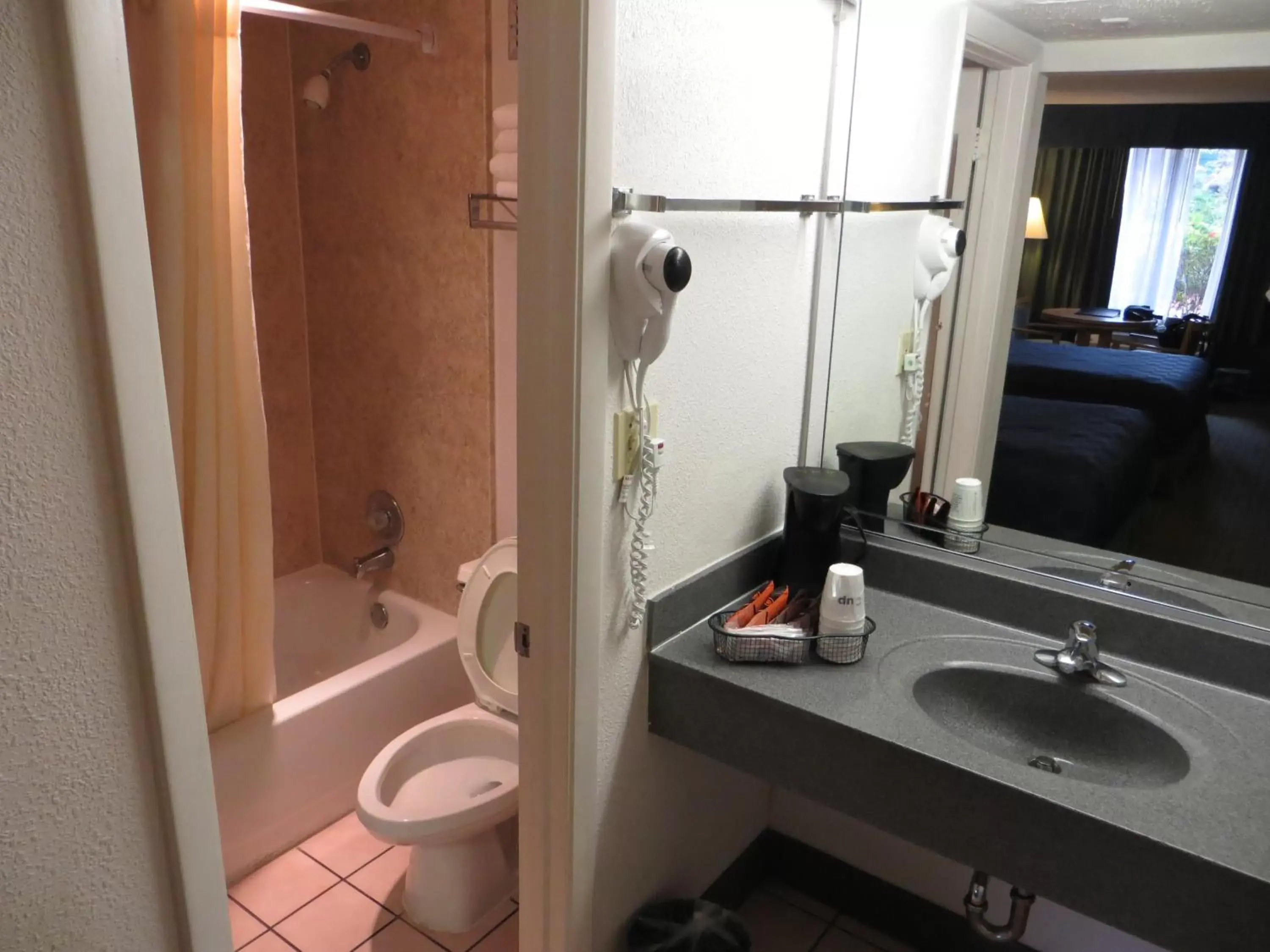Bathroom in Maingate Lakeside Resort